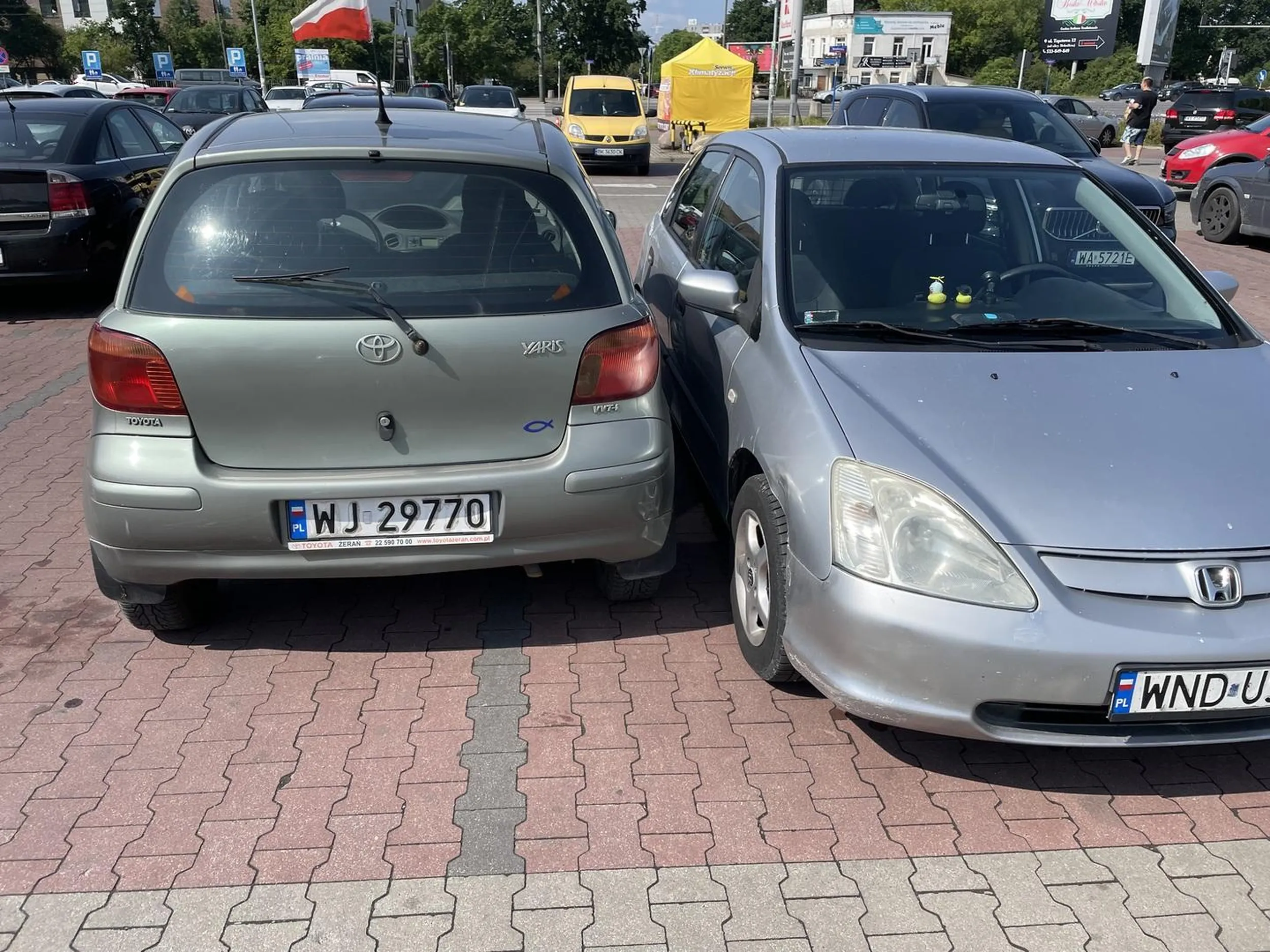Pół parkingu pustego, a i tak trzeba zaparkować po swojemu na środku linii