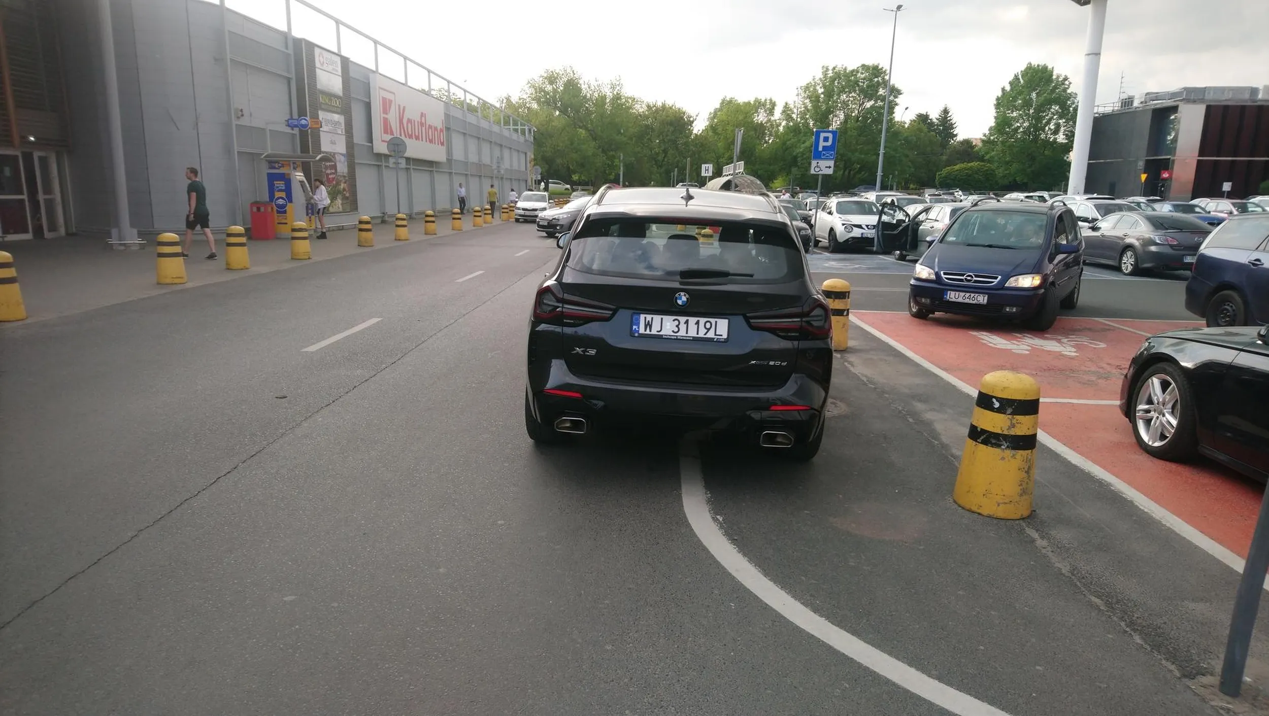 Marka zobowiązuje. Kultura osobista kierowcy, dno. W sumie co się dziwić? Miłego dnia amebo!!!!