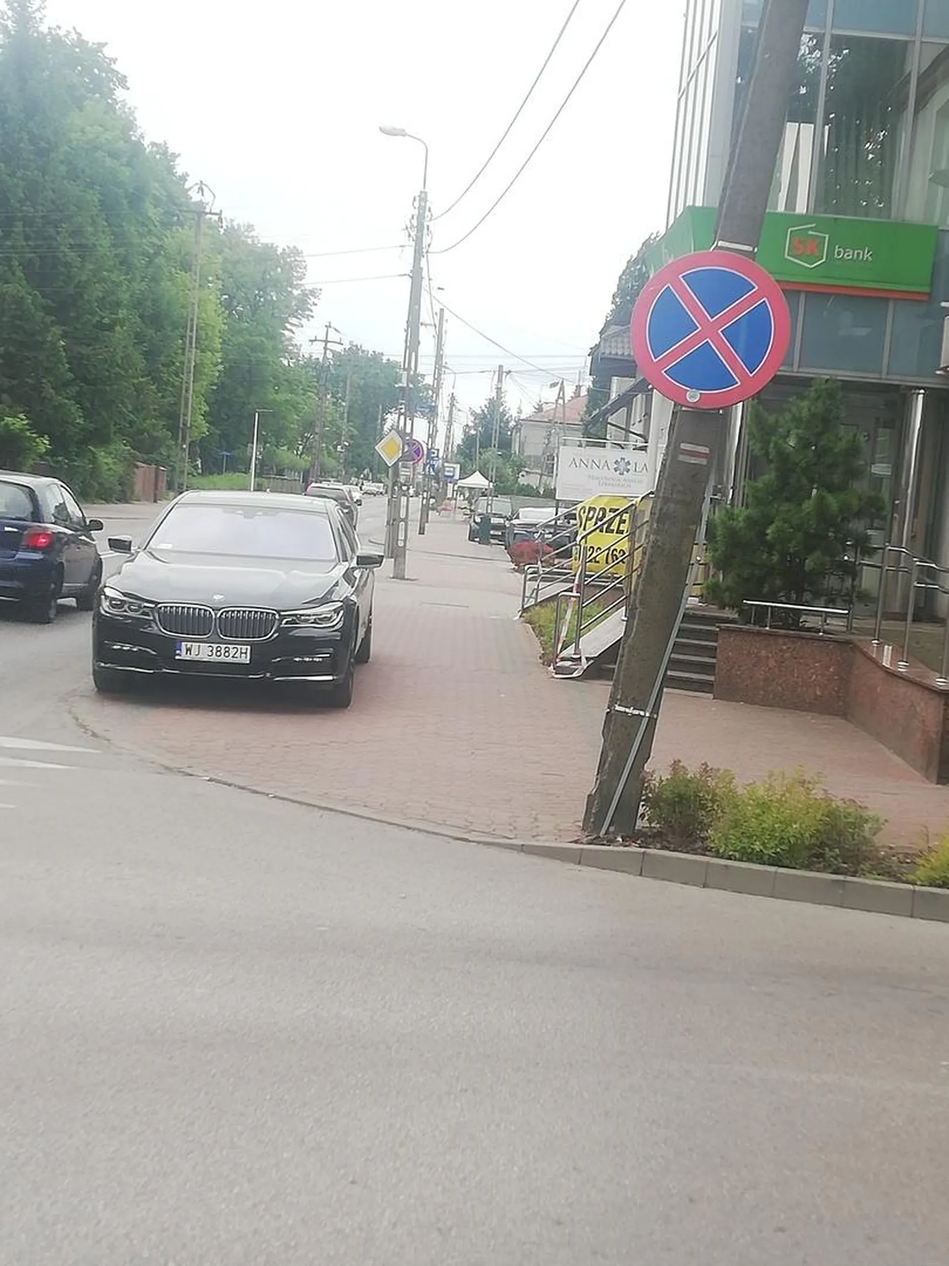 Parkowanie za znakiem zakaz zatrzymywania. Stworzenie zagrożenia w ruchu lądowym