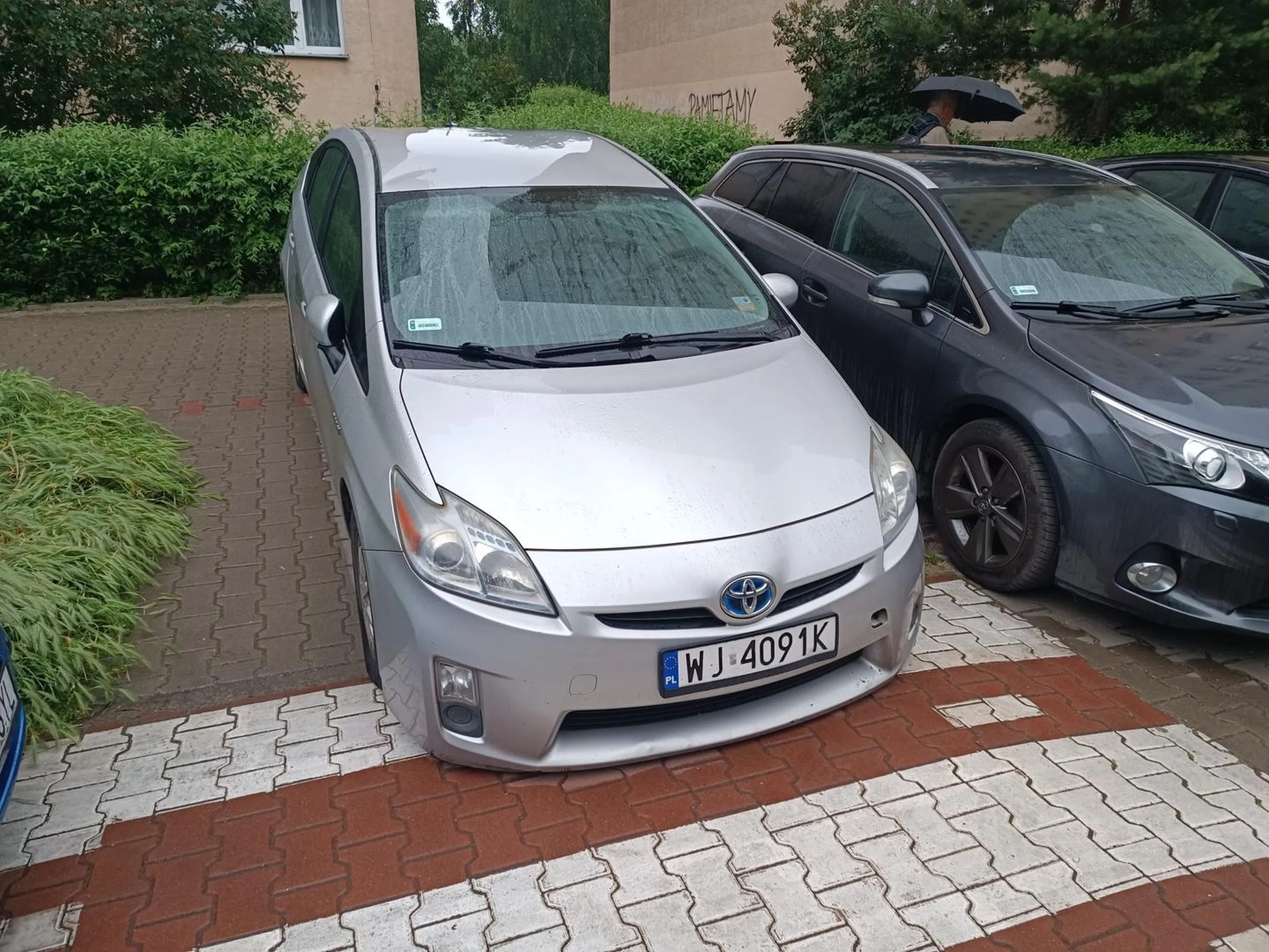 Zaparkował na przejściu dla pieszych.