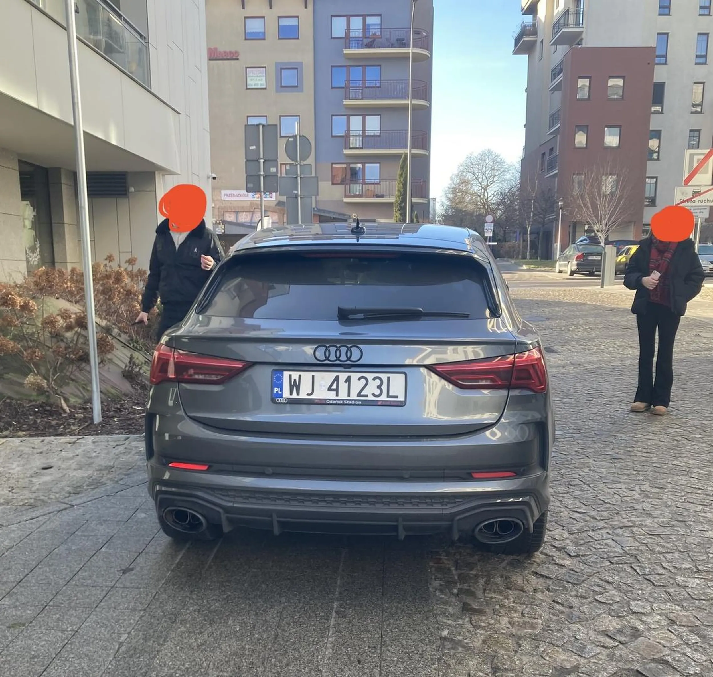 Dzieci pożyczyły furę od taty, niestety tata nie nauczył ich znaków drogowych ani umiejętności czytania. Zajeżdżając na fancy osiedle pod jeszcze bardziej fancy francuska piekarnie, zastawili wjazd do śmieci oraz cała szerokosc chodnika, uniemożliwiając pieszym normalne przemieszczanie się. Na zwrócenie uwagi byla odpowiedz ze są tylko na pare minut. Przechodnie powinni wiec stać i czekać aż japiszony kupią francuska bułeczkę i zechcą przestawić furę tatusia. Osoby z wózkami, oraz niepełnosprawni powinny albo iść jezdnia na czołówkę z dostawczakami, albo nauczyć się latać.