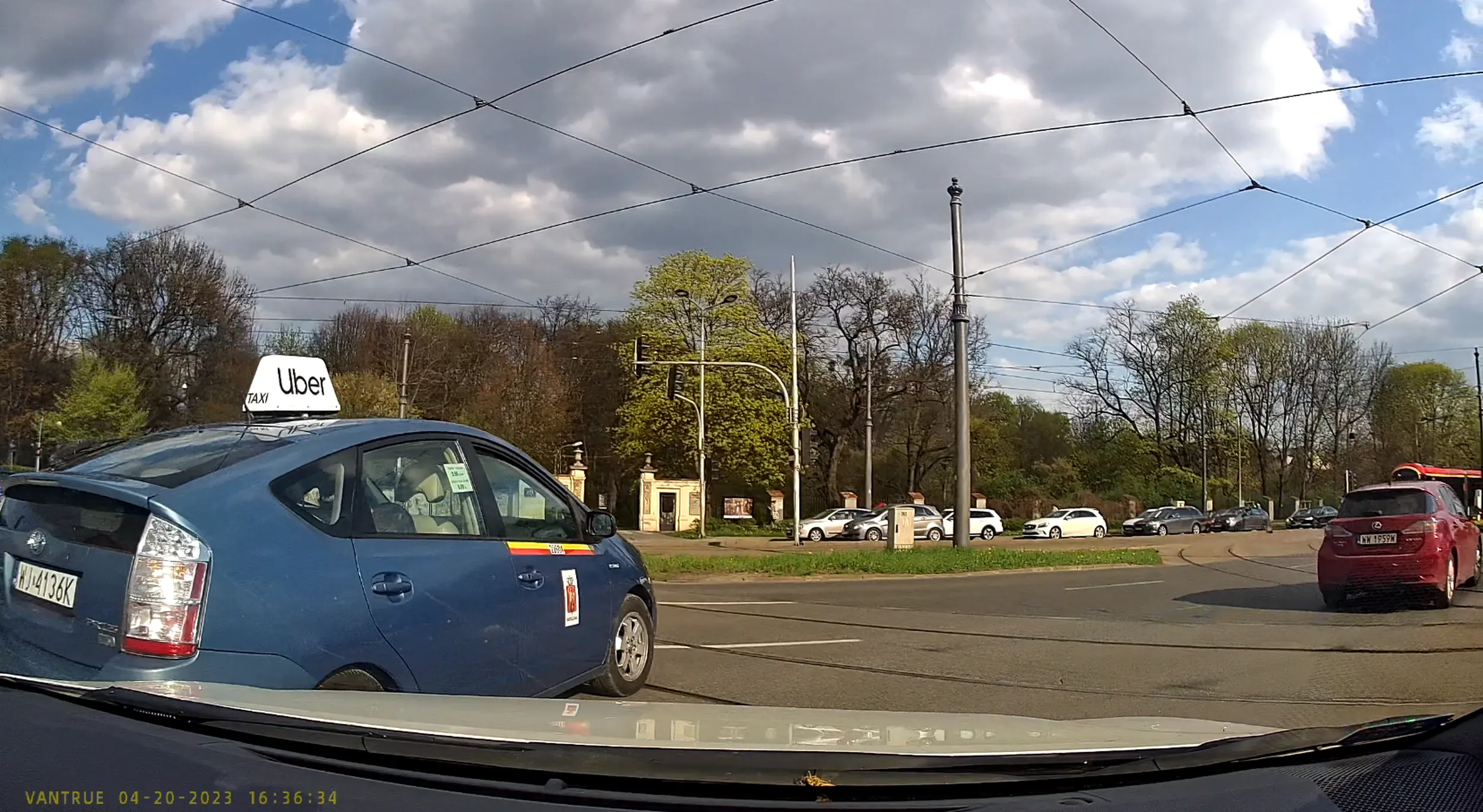 azjatycki typ z pasa do skrętu w lewo wpierdziela się nie patrząc na nic i skręca w prawo. Typowy uber ciekawe kiedy skończy się wydawanie licencji na prawo jazdy z kiosku ruchu w kirgistanie.