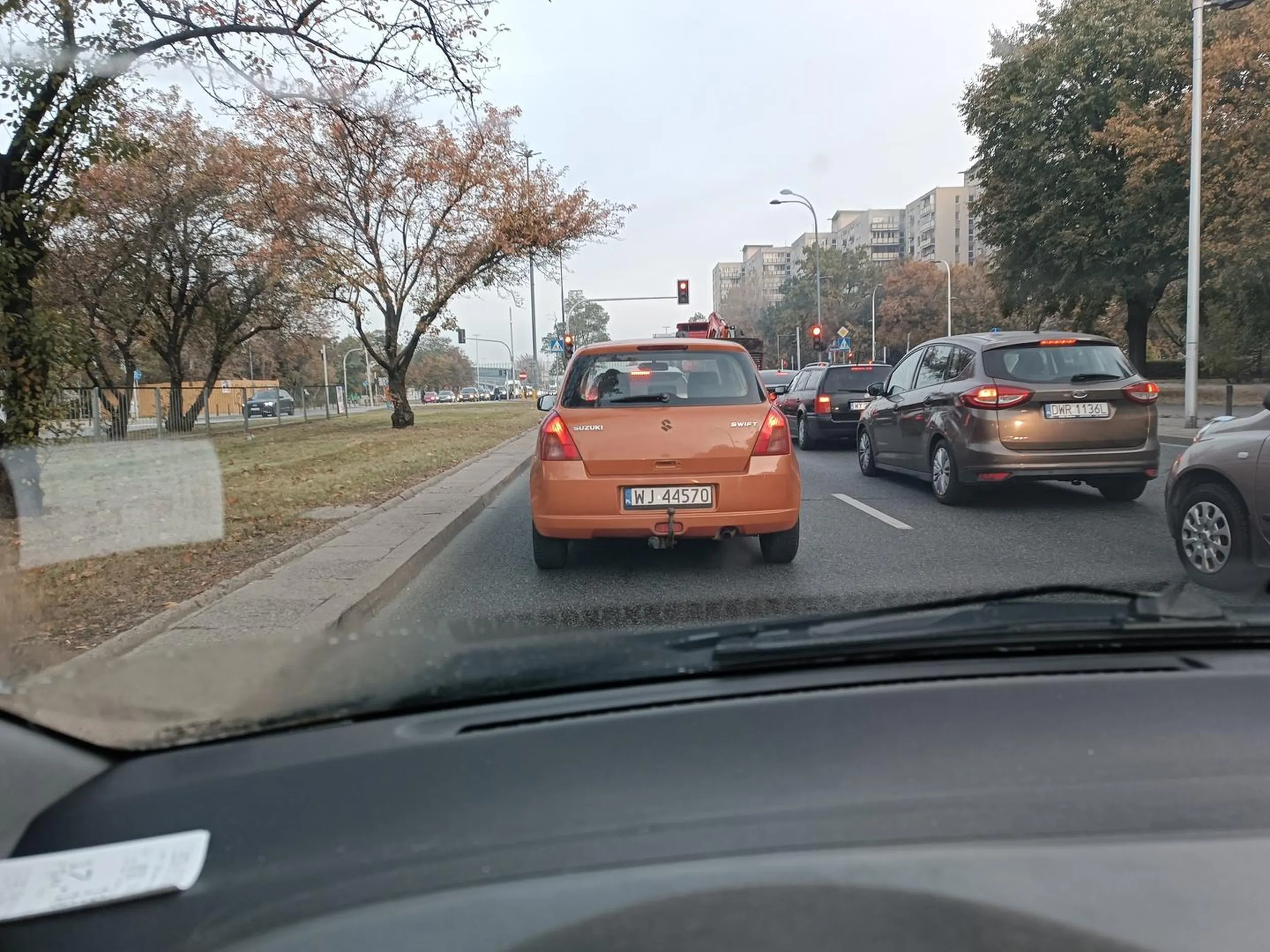 Bardzo pięknie się zachował na przejściu dla pieszych prawe auto się zatrzymalo i pieszy wchodził na ulicę a Pan/Pani pojechała sobie lewym . Brawo .