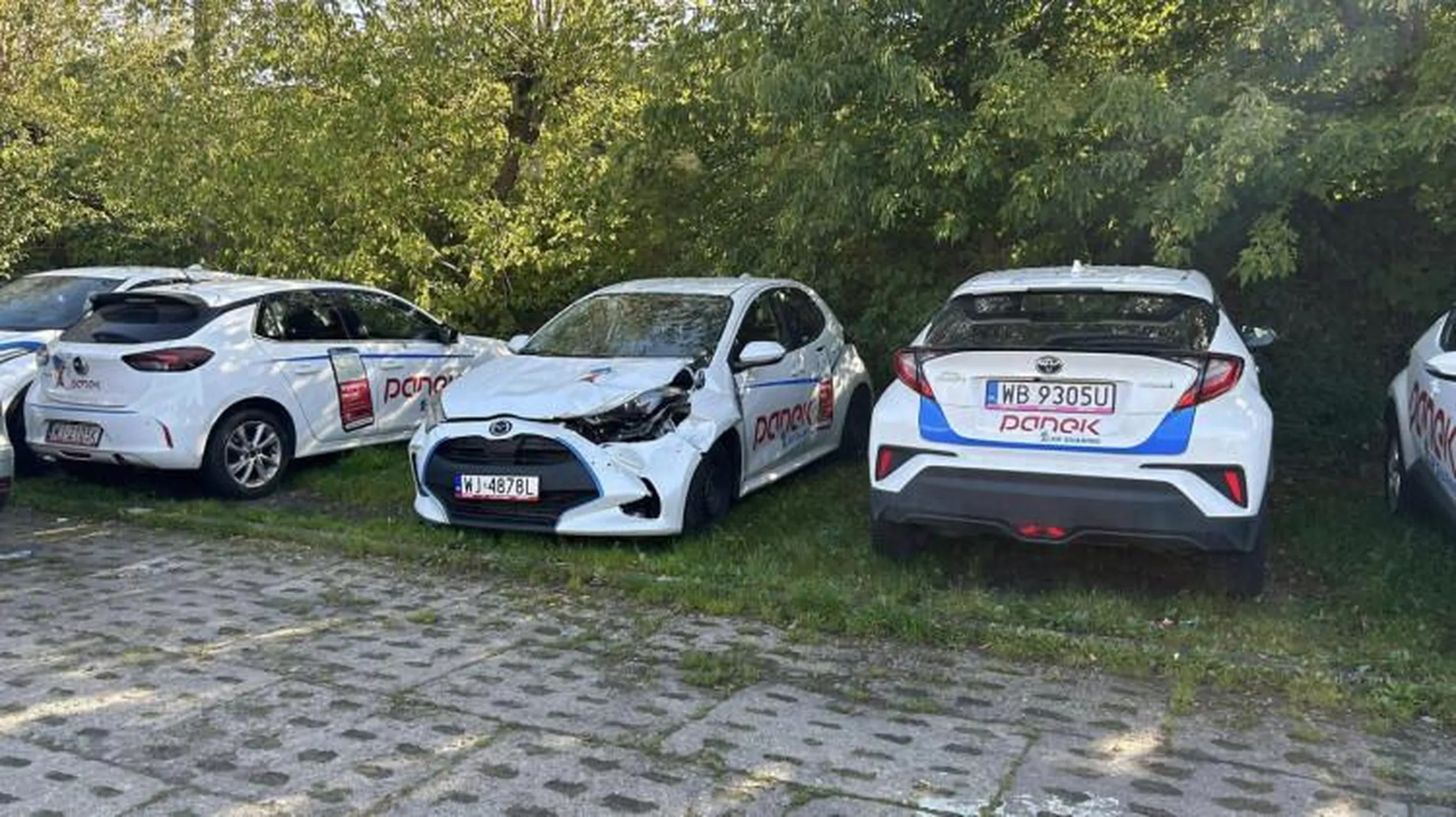 Rozbity samochod firmy Panek zalega na osiedlowym parkingu w Gdańsku