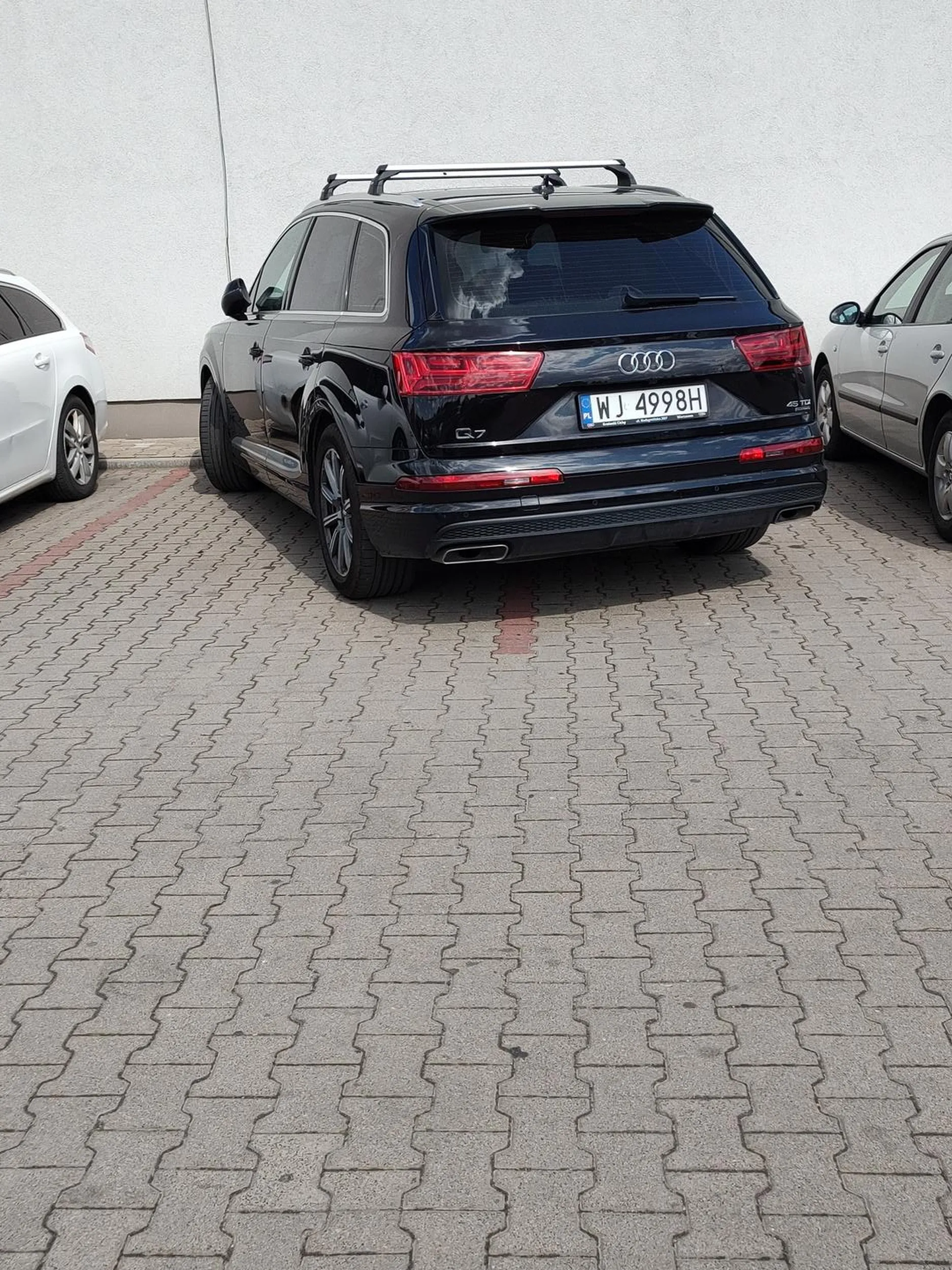 Z Warszawy Targówek przyjechała do Biedronki w Wyszkowie, wysiadła z dumą i spojrzała chcąc powiedzieć: coś nie pasuje palancie.