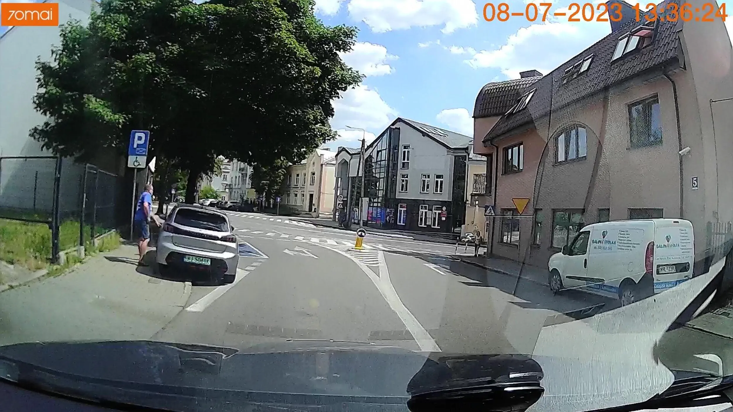 Nieźle sobie wymyślił parkowanie, tak żeby nie na niepełnosprawnym i nie na użytkowej części ulicy. Poparkuj normalnie trochę, to zgubisz trochę tego kałduna.