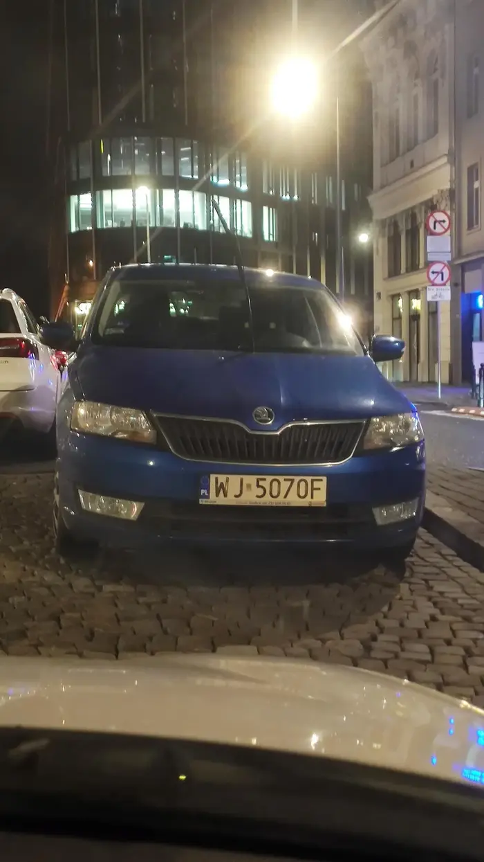 Gościu zrobil na środku ulicy parking.  Zablokował jezdnie w jedną stronę.