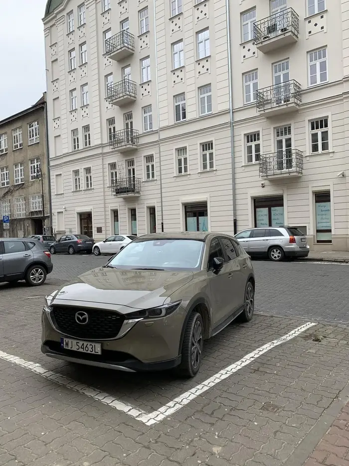 Kolejny spóźnialski wierzący, nie starczyło czasu na poprawne parkowanie