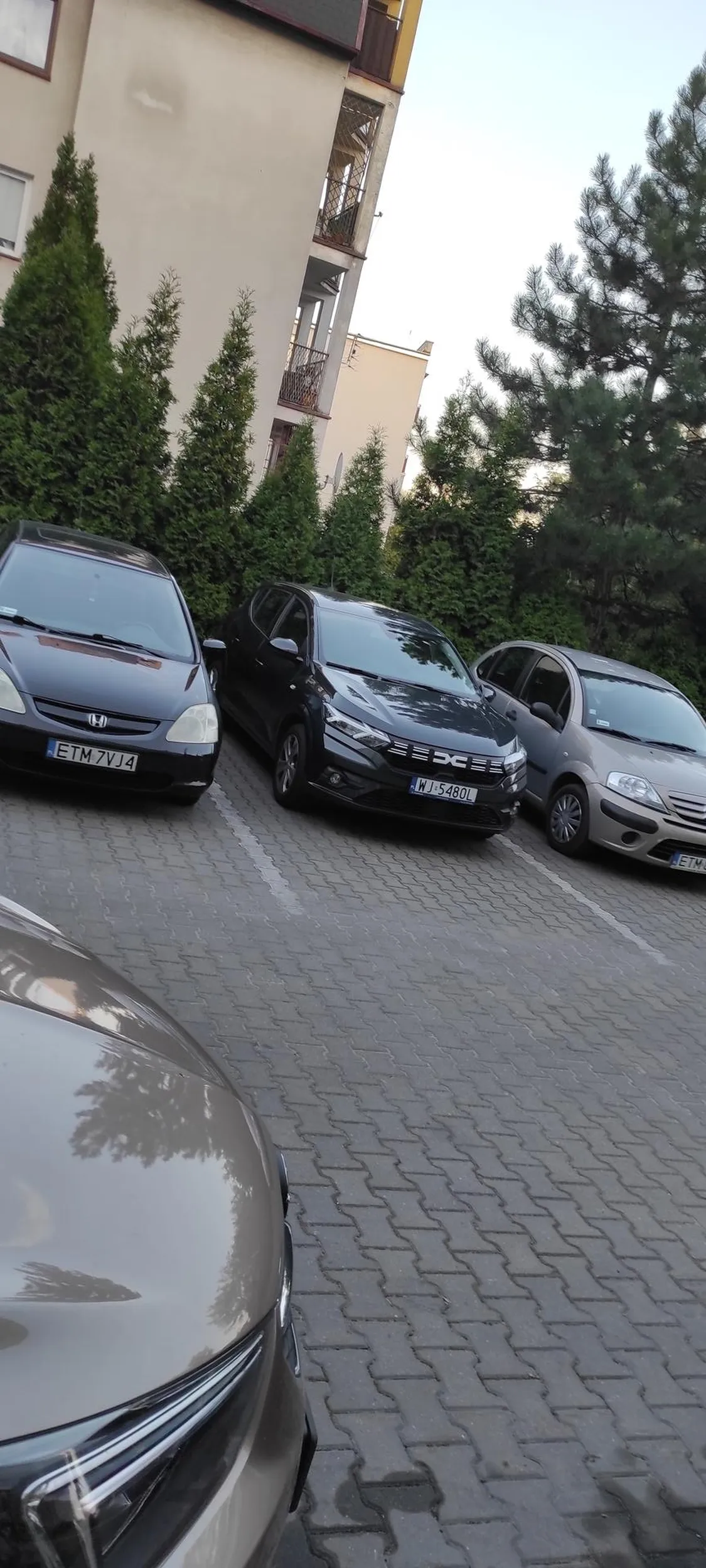 Psychopata za kierownicą. Próbował mnie przejechac na chodniku w Tomaszowie Mazowieckim. Uważajcie na niego  Sprawa trafiła na policję.