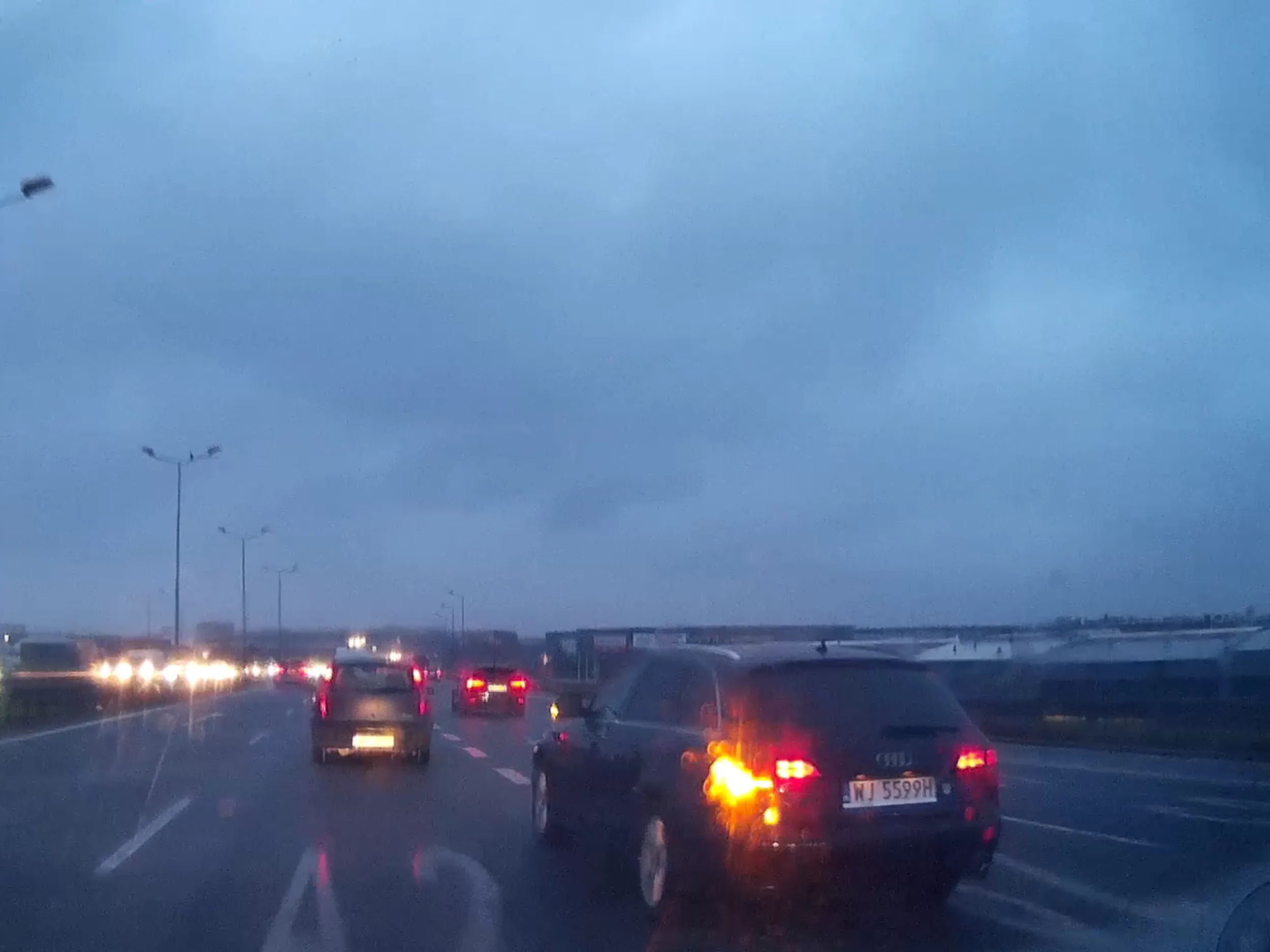 Jest dziura to się wpycha. Chyba przeniósł łóżkowe zwyczaje z swoim chłopakiem na drogę. A jakiś tam minimalny odstęp na drodze szybkiego ruchu nic go nie obchodzi. Takie zjeby powodują karambole.