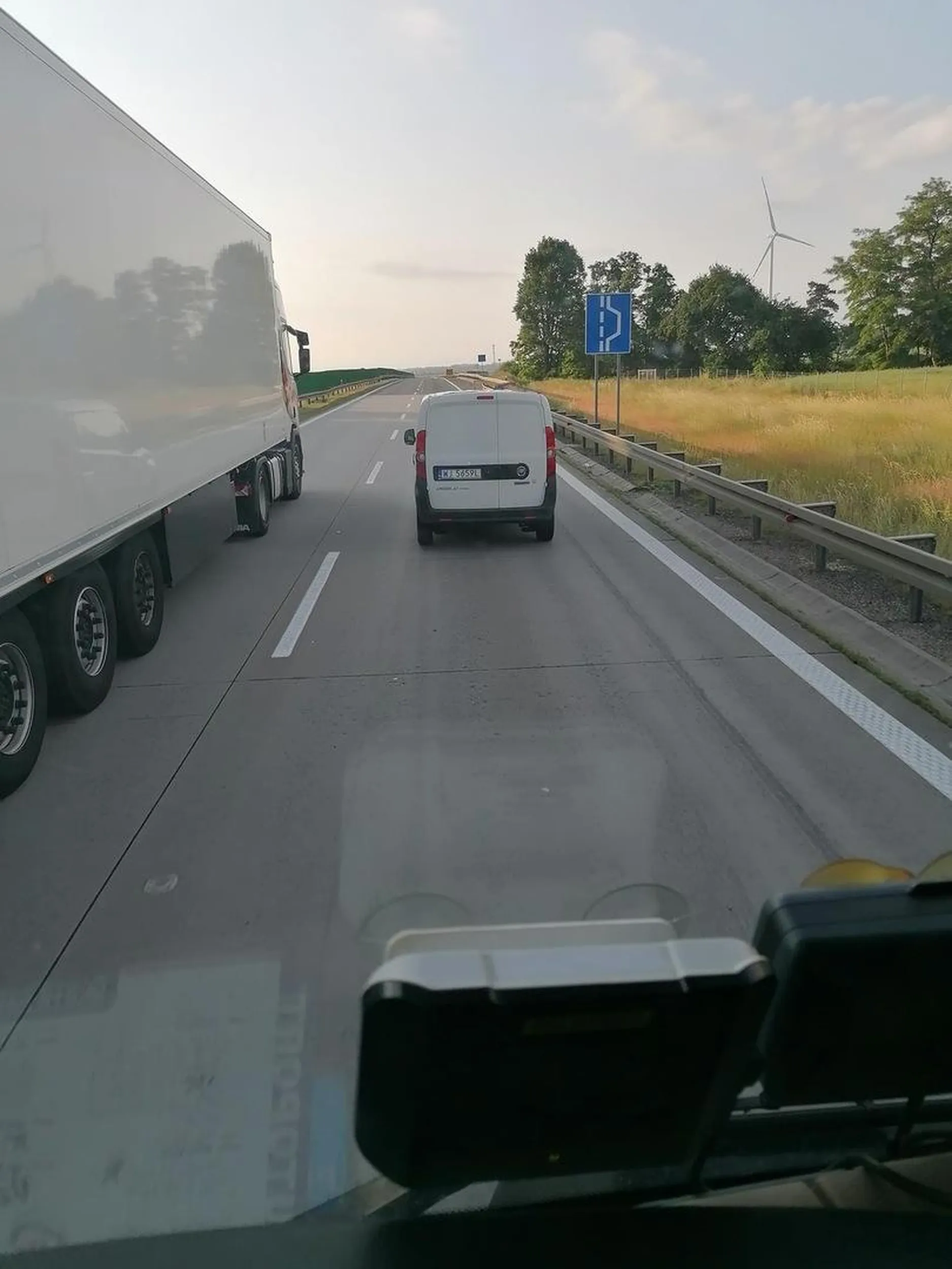 Kierowca z syndromem niedopchnięcia. Blokuje ciężarówki na autostradzie.