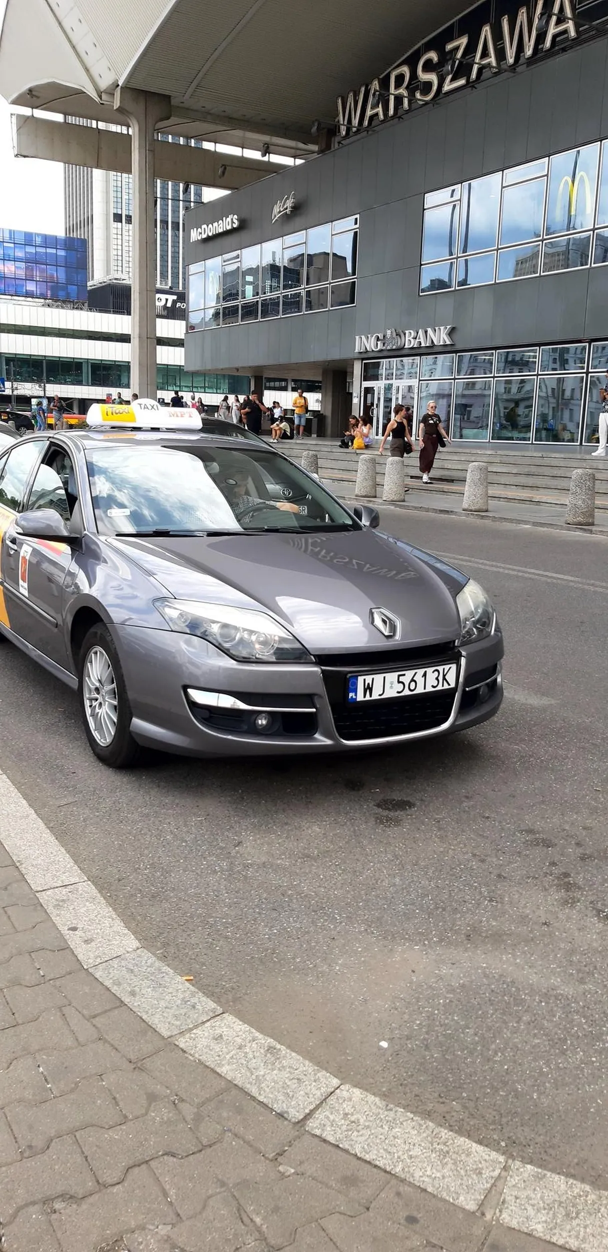 kierowca podaje stawki za kurs wyssane z palca w aucie ewidentnie czuć nieprzyjemną woń nieokreślonej substancji  wydalanej z organizmu...szkoda ze firma na to pozwala