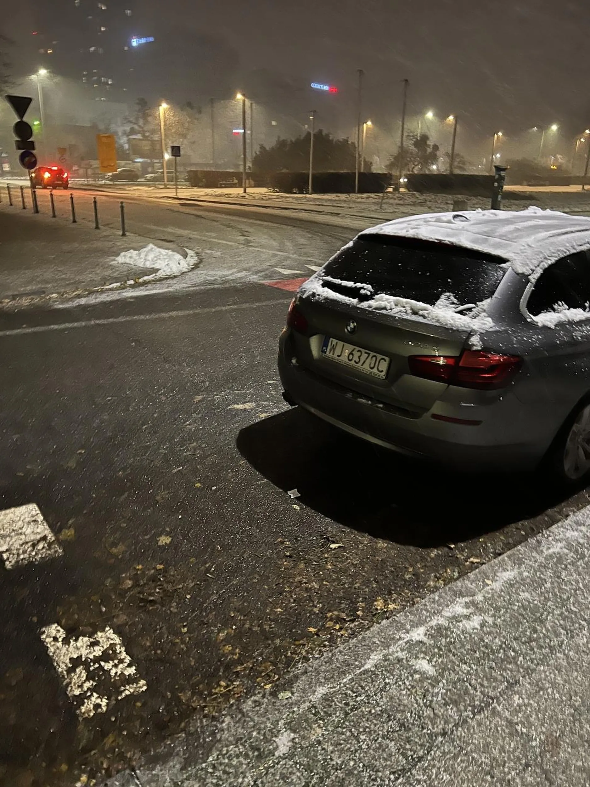 Mistrz parkowania, zaparkował na przejściu a za nim pusta strefa parkowania