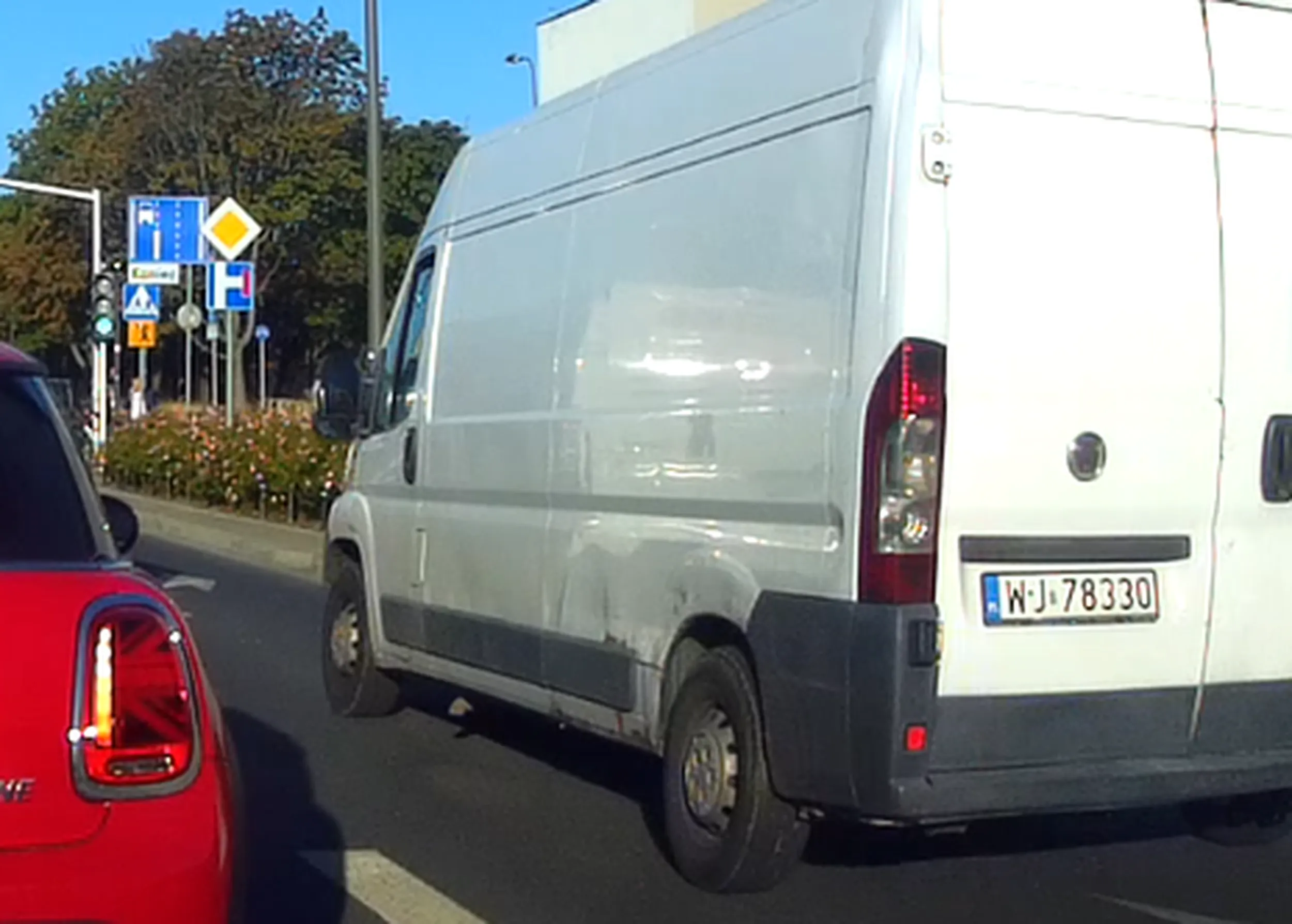 Pan kierowca spieszy się bardziej niż reszta kierowców stojących w korku. Pokazał stojącym fr.jerom jak to się robi- jazda po pasie do skrętu w prawo a następnie zgrabne przejechanie przez skrzyżowanie w niedozwolony sposób.