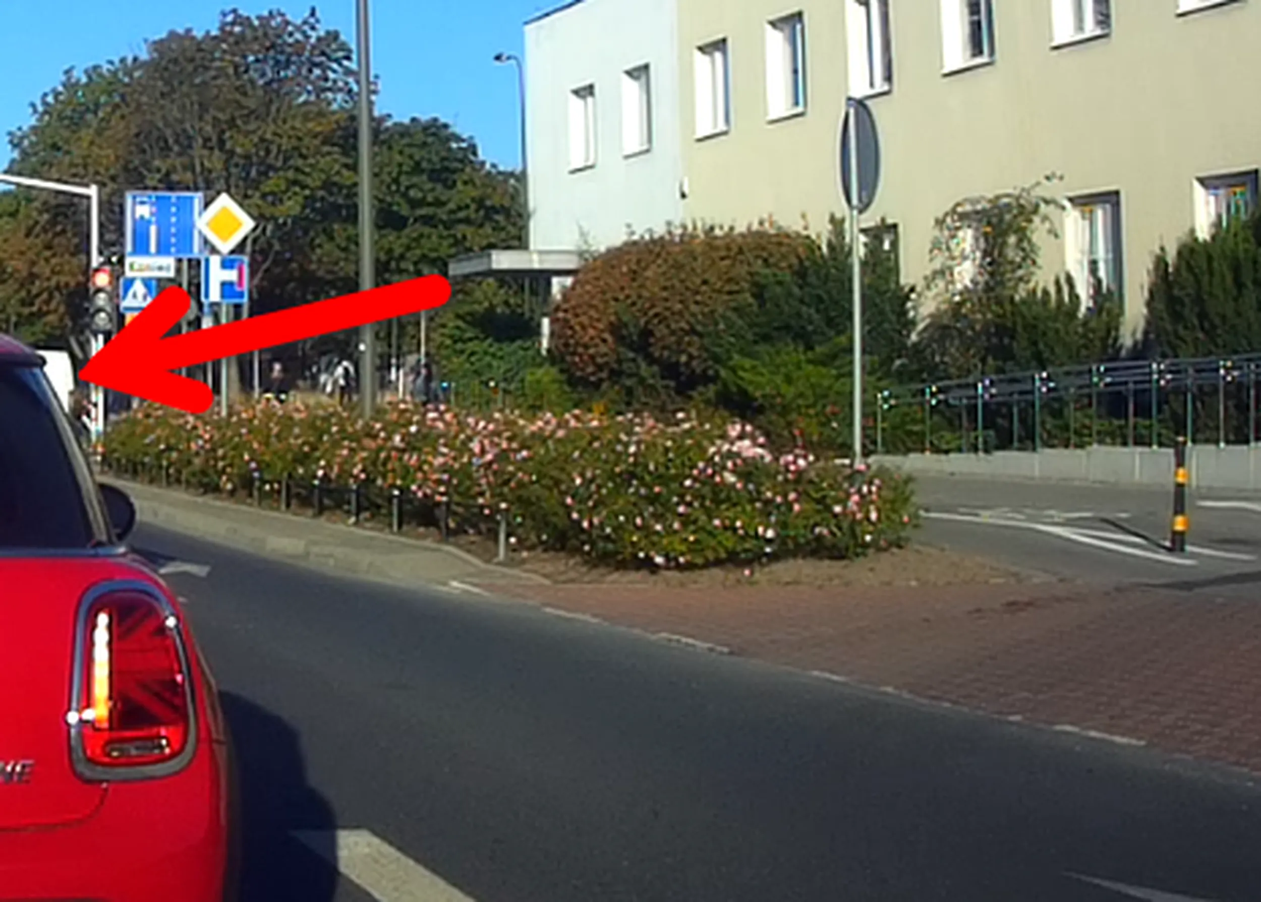 Pan kierowca spieszy się bardziej niż reszta kierowców stojących w korku. Pokazał stojącym fr.jerom jak to się robi- jazda po pasie do skrętu w prawo a następnie zgrabne przejechanie przez skrzyżowanie w niedozwolony sposób.