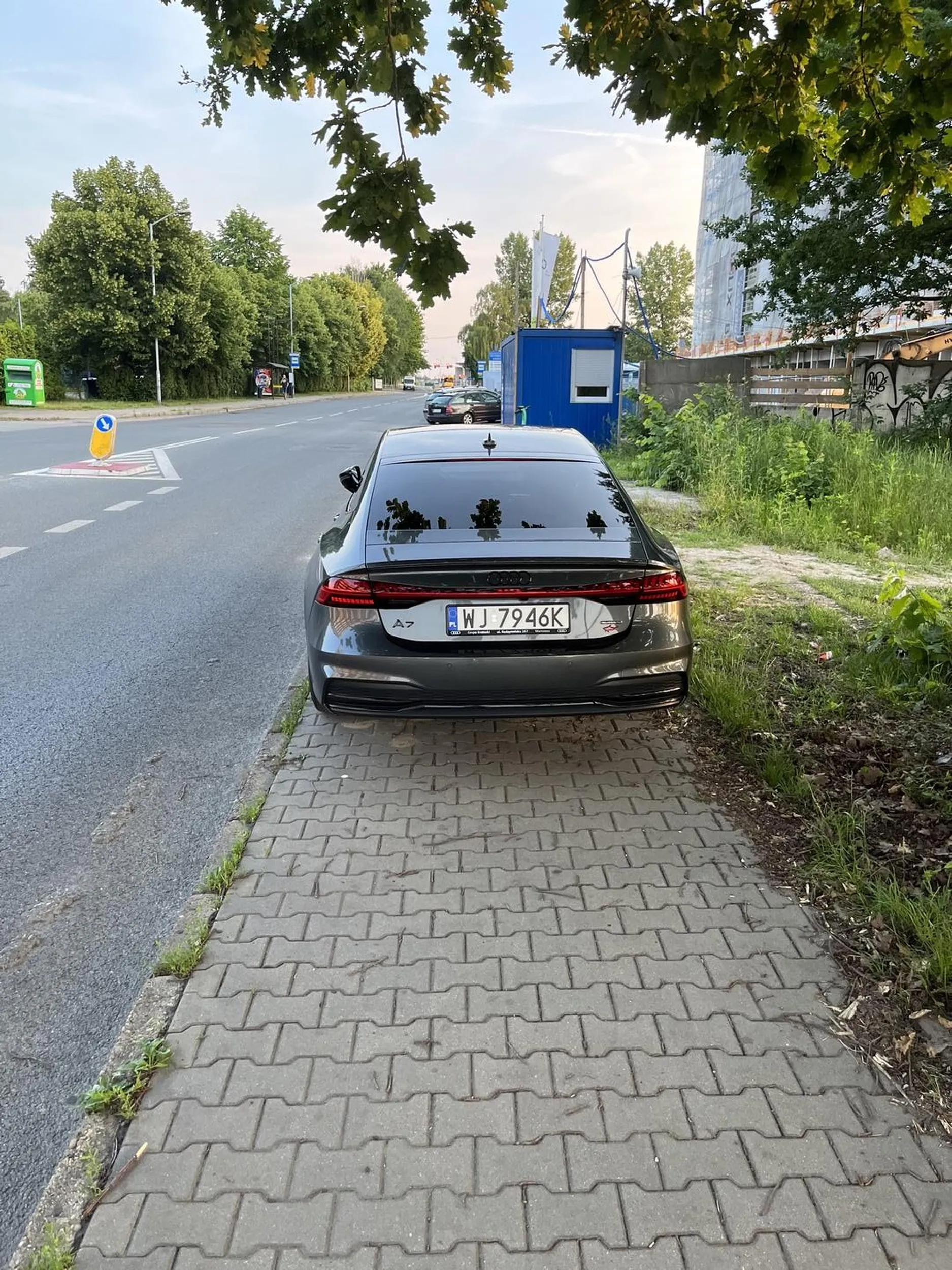 Nie uczyli ze na chodniku się nie staje? Następnym razem laweta cię czeka