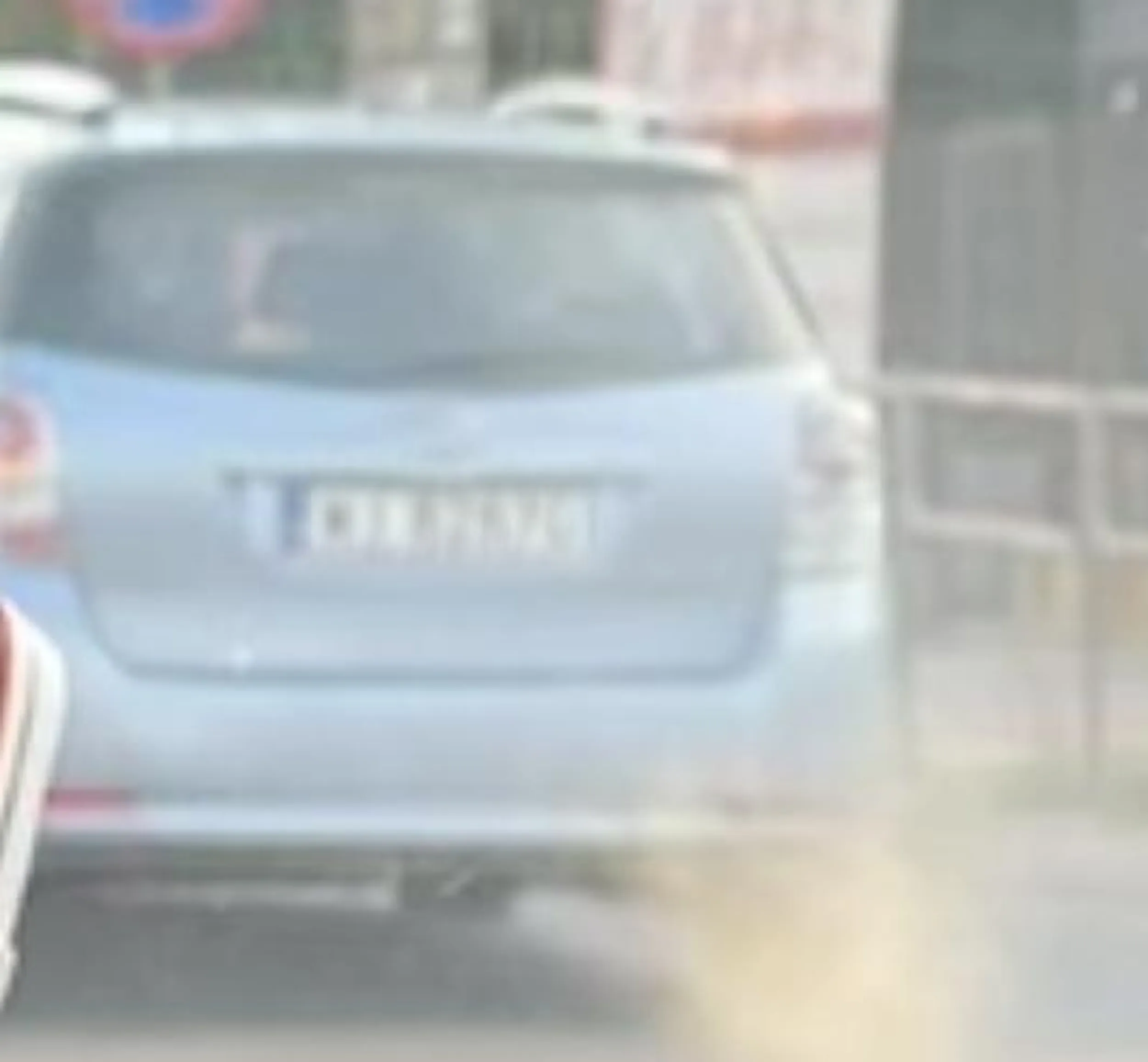 Gość jedzie i smrodzi. Auto do utylizacji. Gdy dodaje gazu chmura większa niż w męskiej w zawodówce. Jak jechał przed nami to wszyscy przeciwmgielne włączyli.