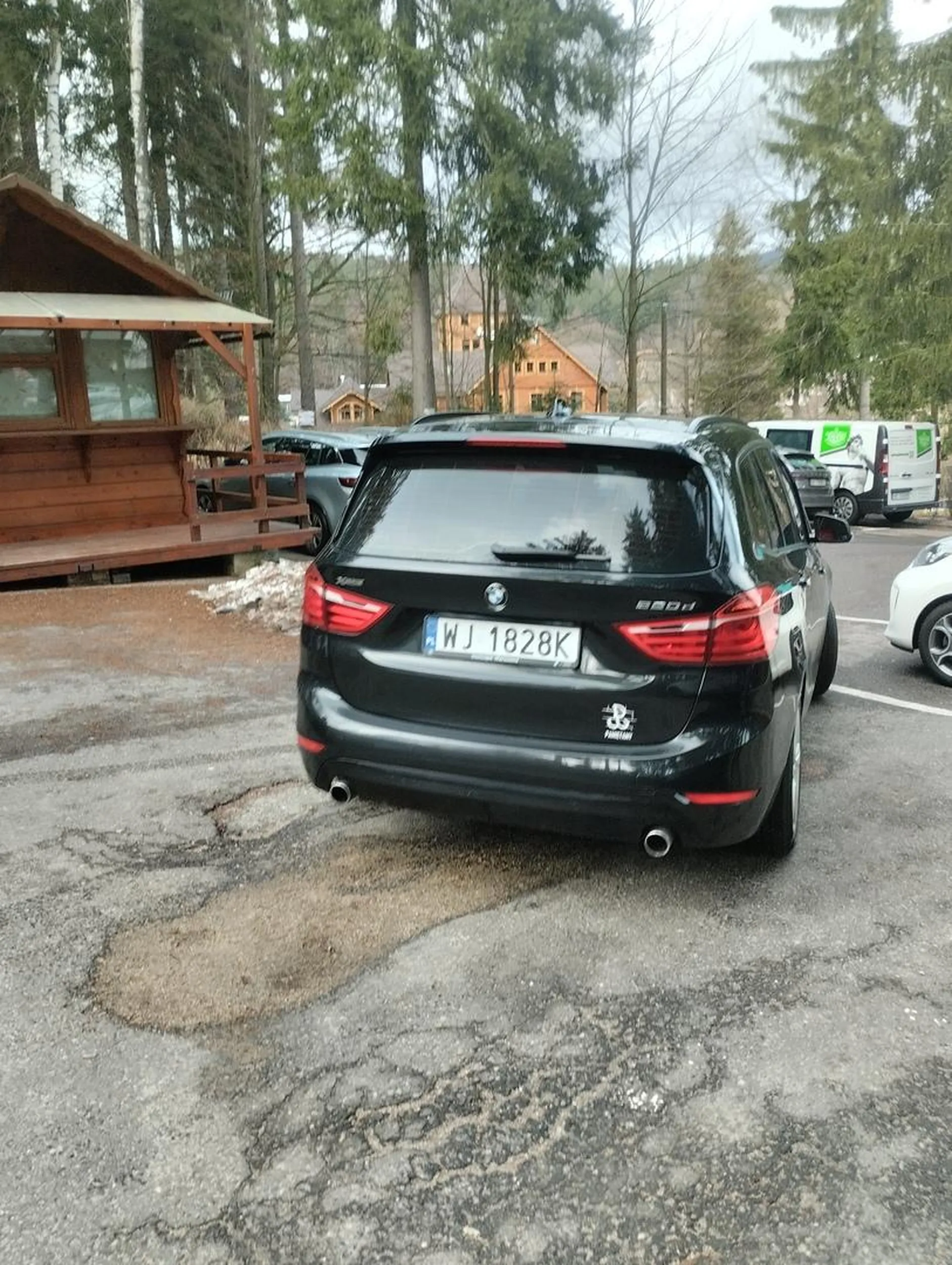 Cham skończony nie repsepktujący przepisów ruchu drogowego!!! Na dodatek wyzwisk sobie nie szczędzi mimo swojej winy