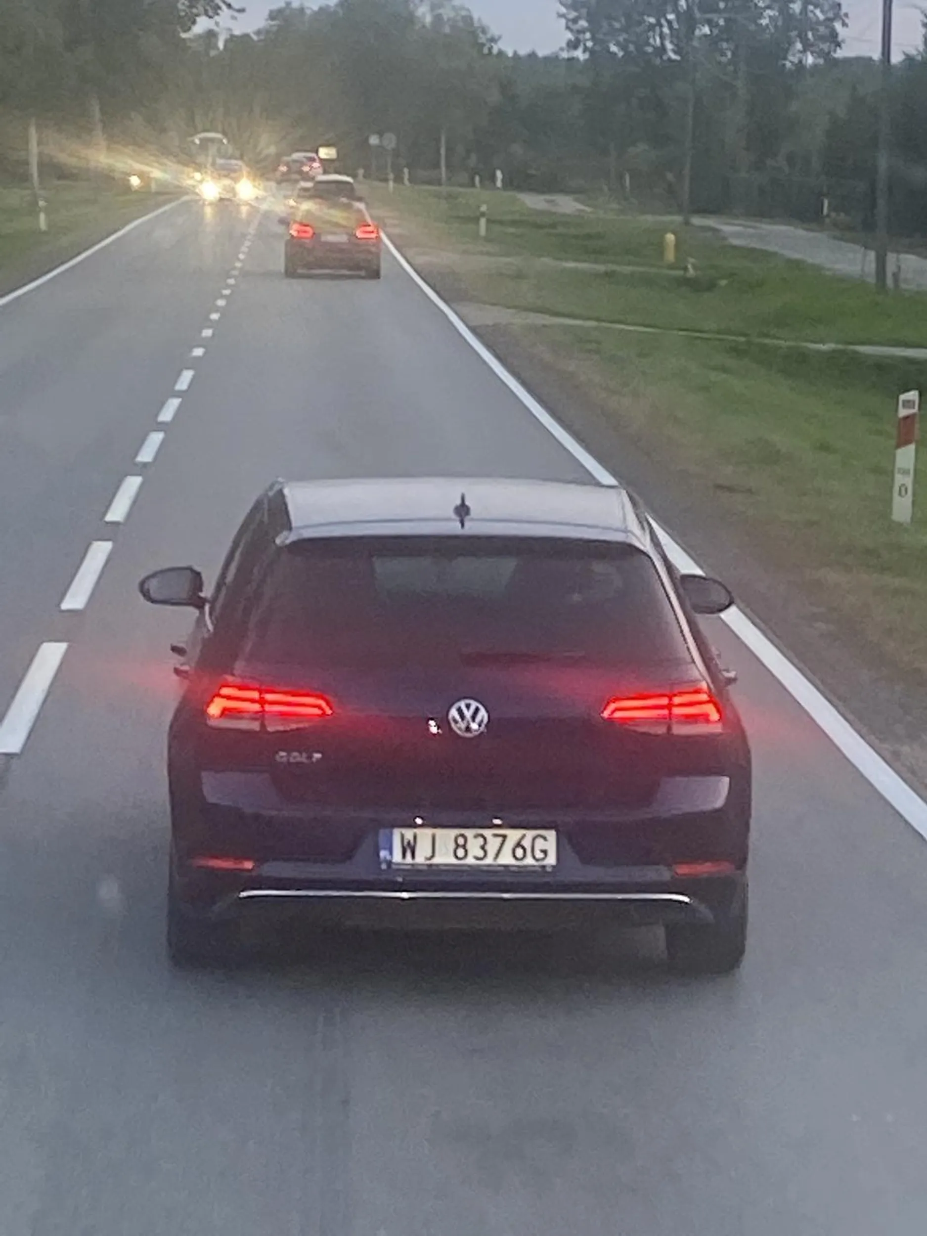 Musisz  zrozumieć że to jak jedziesz 60/70kmh nie oznacza że jedziesz bezpiecznie . Tworzysz za sobą wielki sznur samochodów gdzie są małe odstępy . Dużo samochodów się wyprzedza co prowadzi do wypadku . A na dodatek przyspieszysz przy wyprzedzaniu …