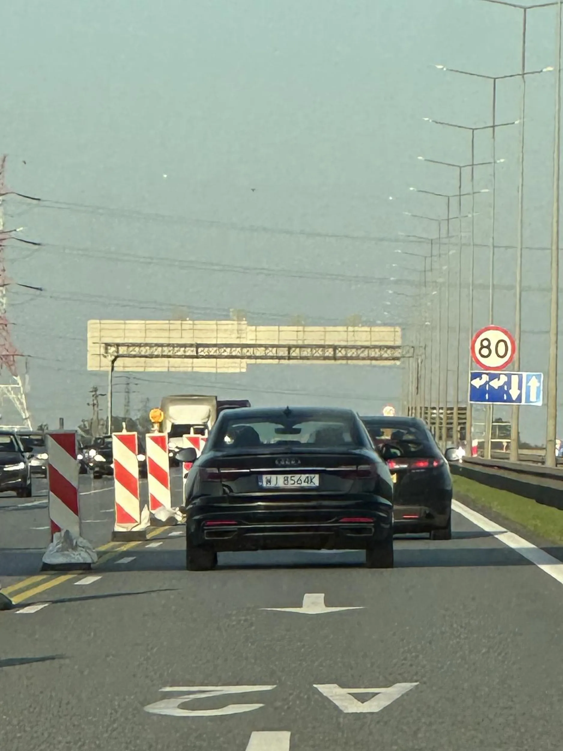 „Zachowaj 80m odległości” chyba ciężko przeczytać. Zmuszanie kogoś do jazdy szybciej siedząc mu na zderzaku jest średnio fajne.