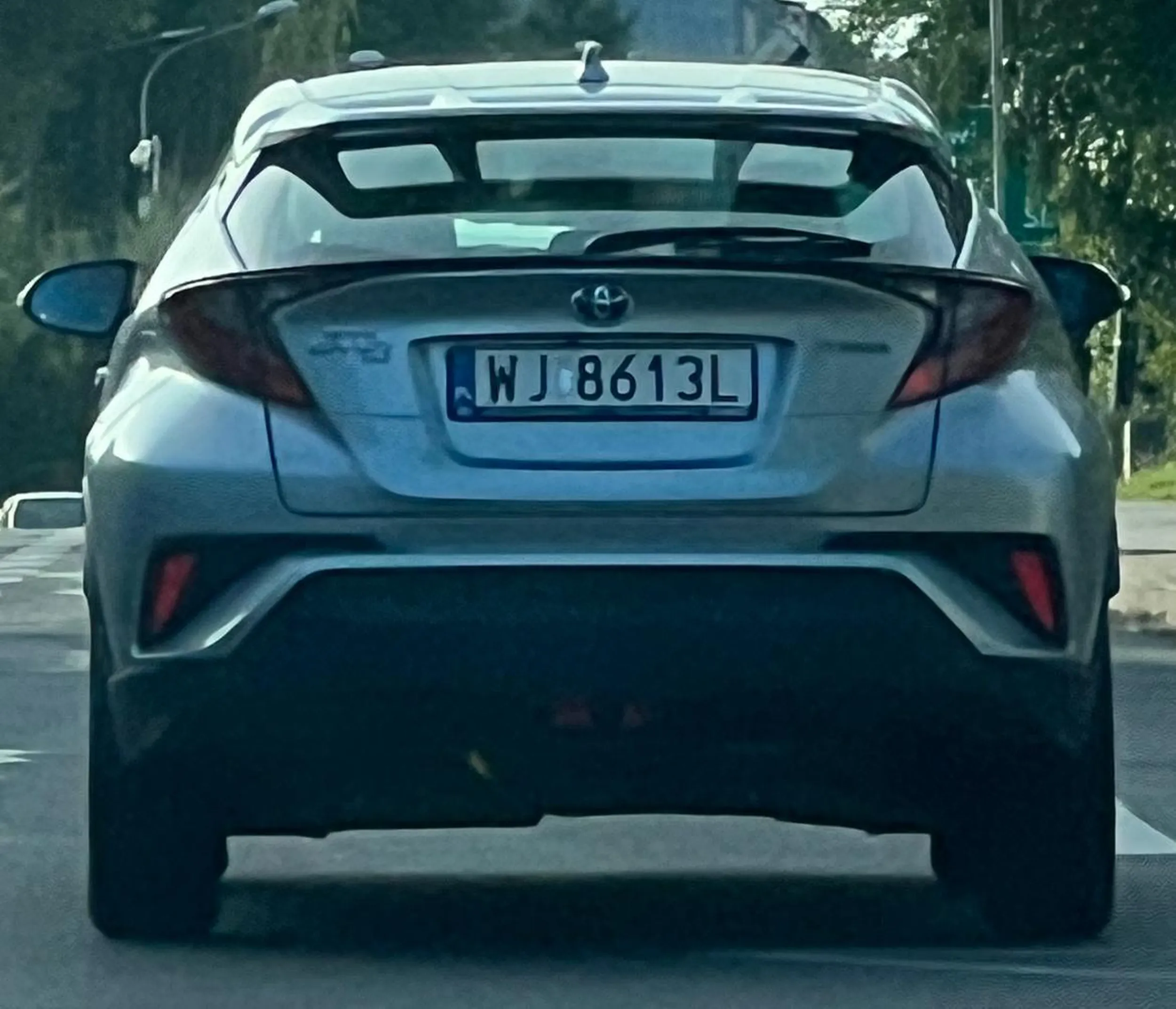 Stara i głupia baba za kierownicą swojego rydwanu „suv” bez pomyślunku jedzie pewnie przez centrum miasta nie ustępując pierwszeństwa. Święta krowa a głowa na wysokości klaksonu haha Czy Pani w ogóle widzi drogę za czubkiem swojego nosa?