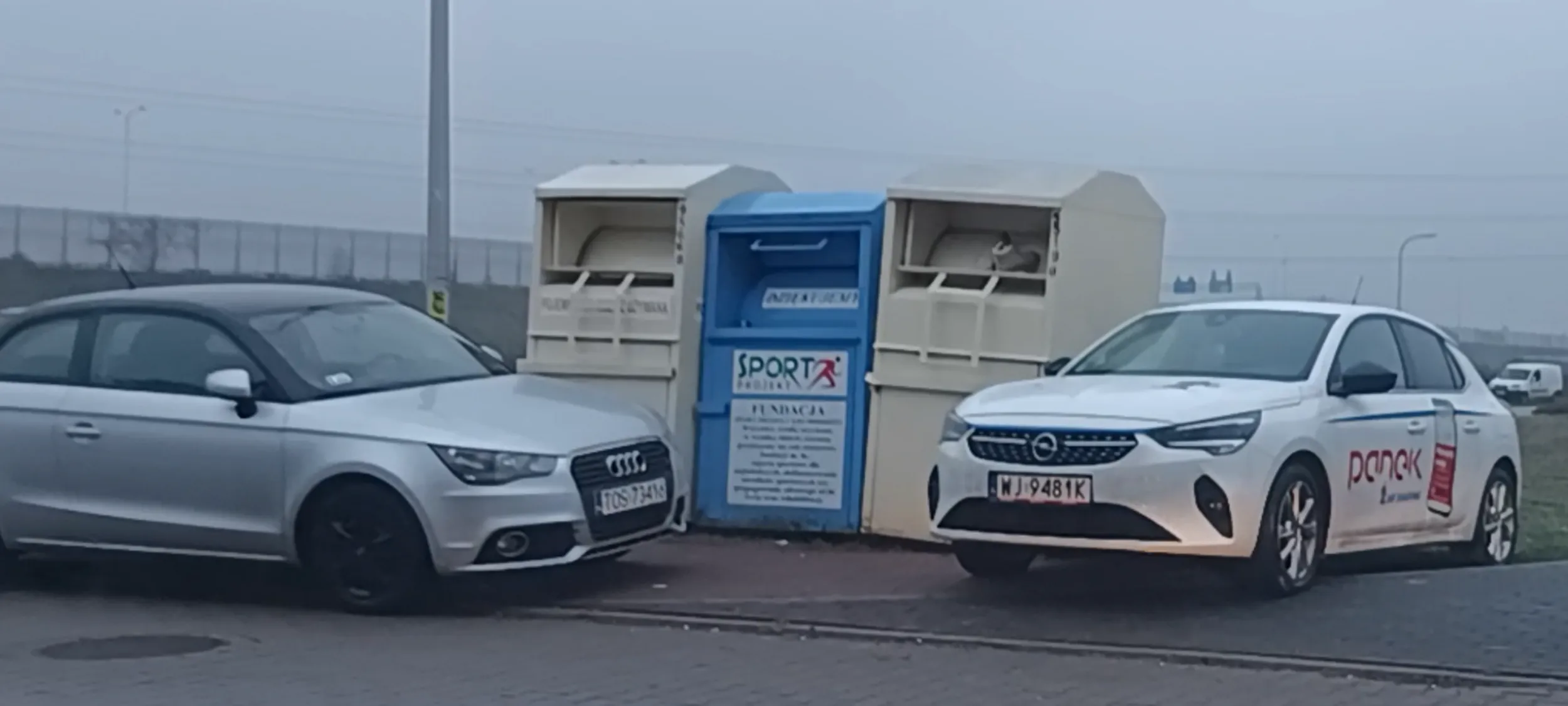 Syfiarz parkuje na trawniku i na chodniku bez zostawienia przejścia dla pieszego 1.5m