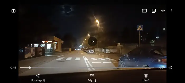 Parkowanie w odległości 1m od przejścia dla pieszych , w po zmroku szczególnie niebezpieczne i może ktoś tutaj zginąć przez z tego kierowcę.