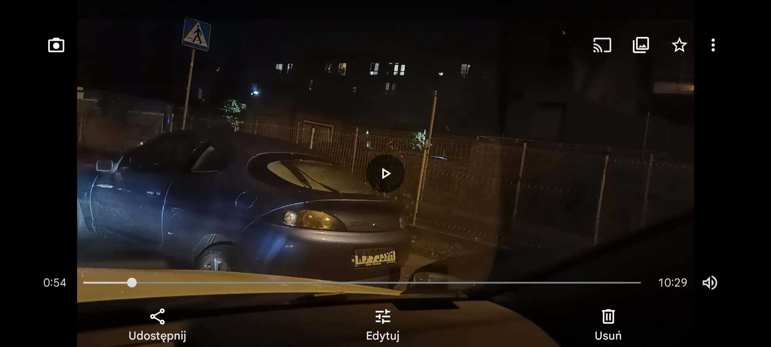 Parkowanie w odległości 1m od przejścia dla pieszych , w po zmroku szczególnie niebezpieczne i może ktoś tutaj zginąć przez z tego kierowcę.