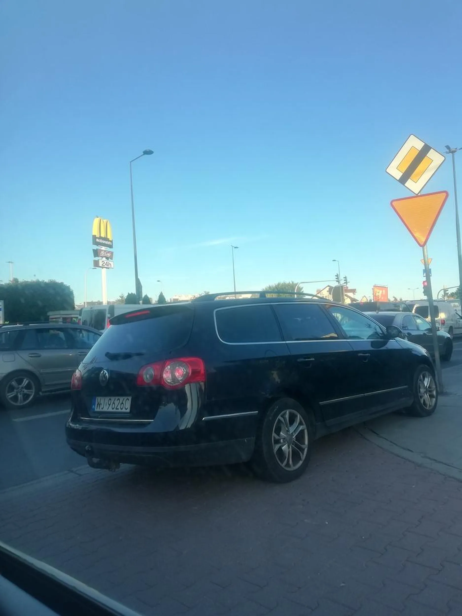 Otyła blondynka. Zatrzymała się, żeby zjeść(!). W grubej dupie miała to, że utrudnia skręt. Jak już nie mogłaś wytrzymać z głodu, to trzeba było chociaż za znakiem stanąć, a nie ludzi wkurwiać