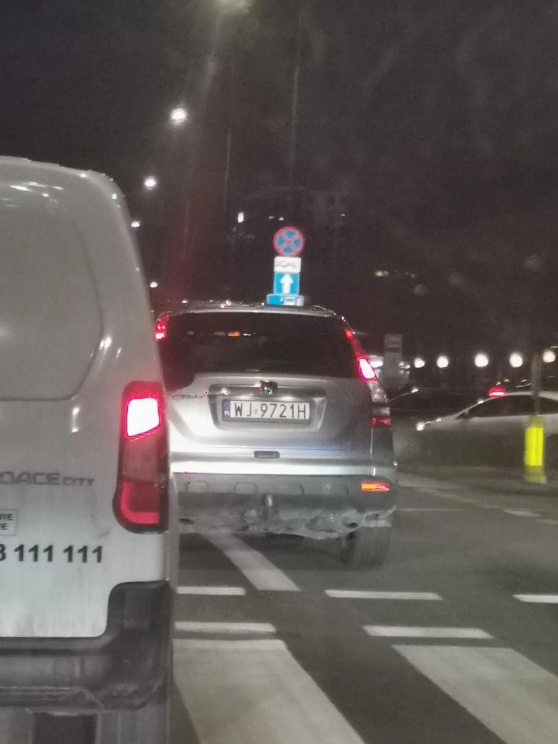 Jedzie buspasem, potem na chama na ciaglej wbija się na zwykły pas.