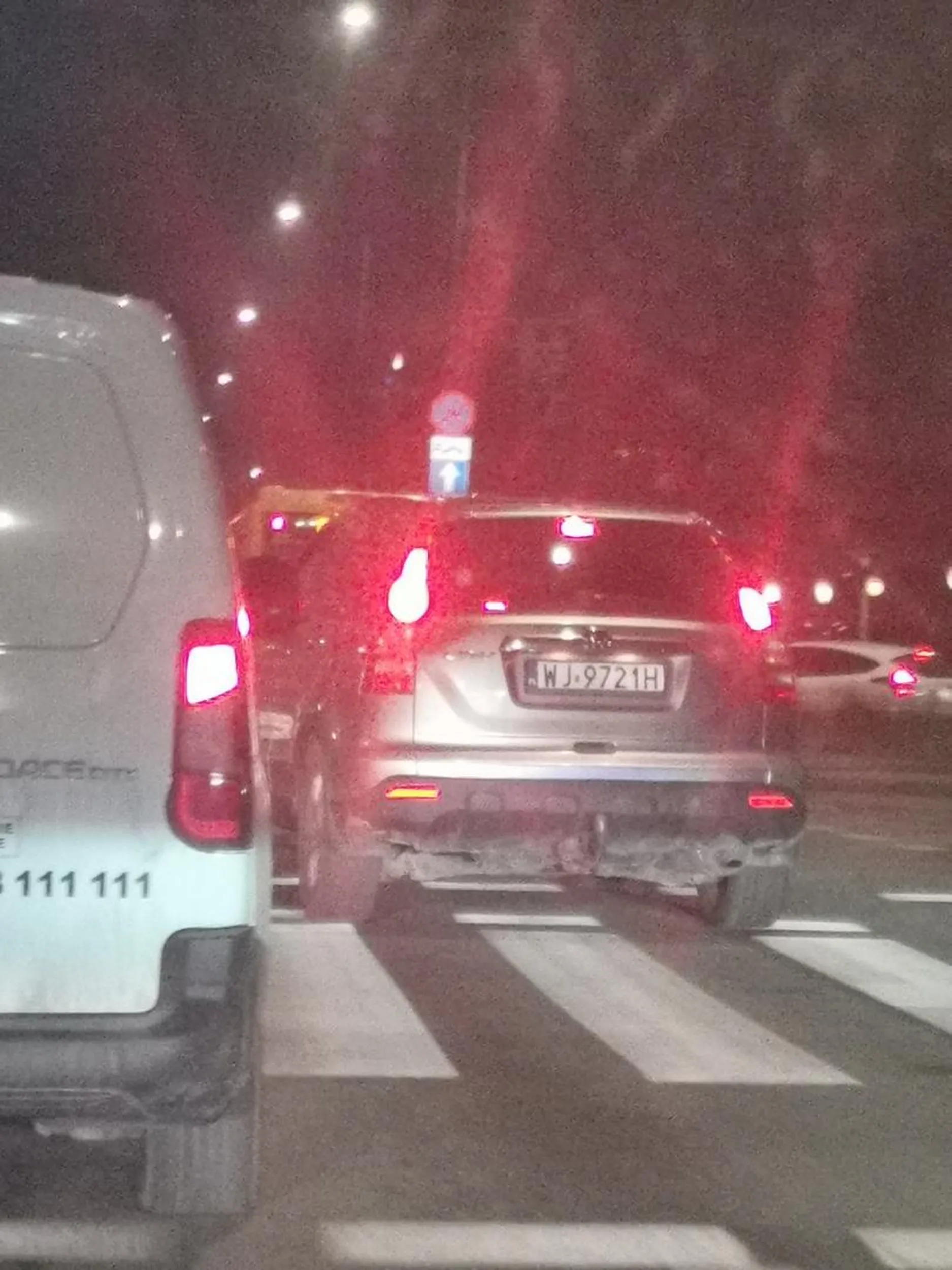 Jedzie buspasem, potem na chama na ciaglej wbija się na zwykły pas.