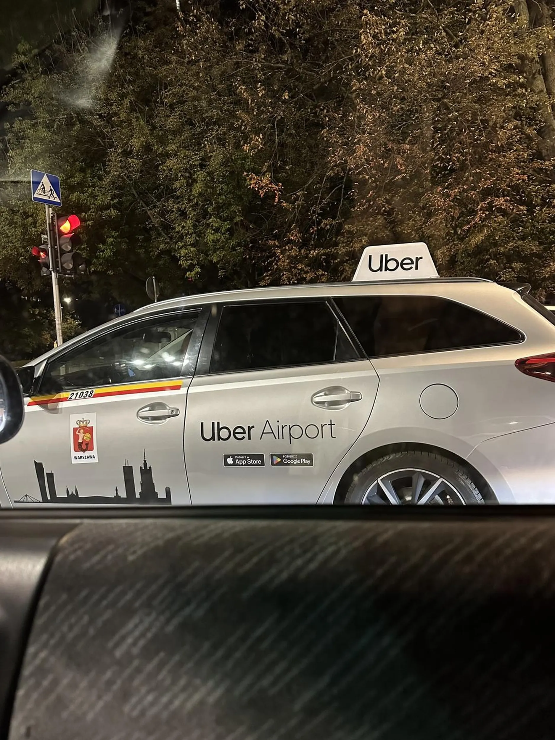 Pali przy zamkniętych oknach i wyrzuca kiepy na ulice