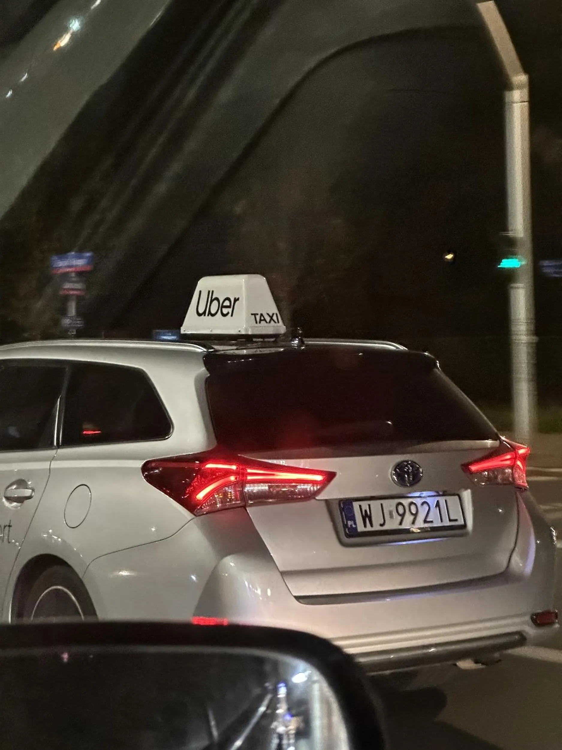 Pali przy zamkniętych oknach i wyrzuca kiepy na ulice