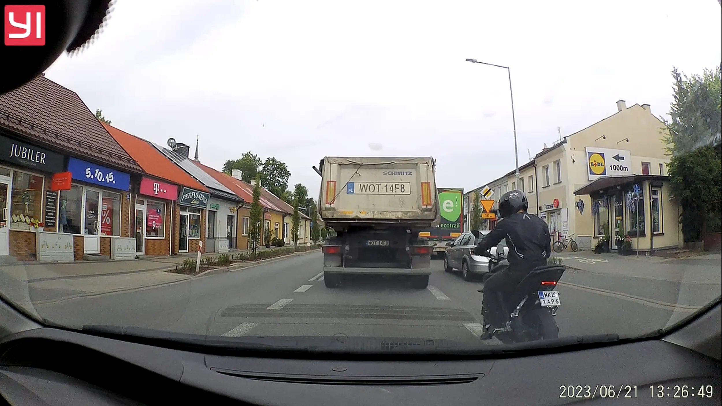 Motocyklisto, nie pakuj się pod auto a następnie nie wyprzedzaj na pasie wyłączonym z ruchu (na wysokości McDonald w Kozienicach)