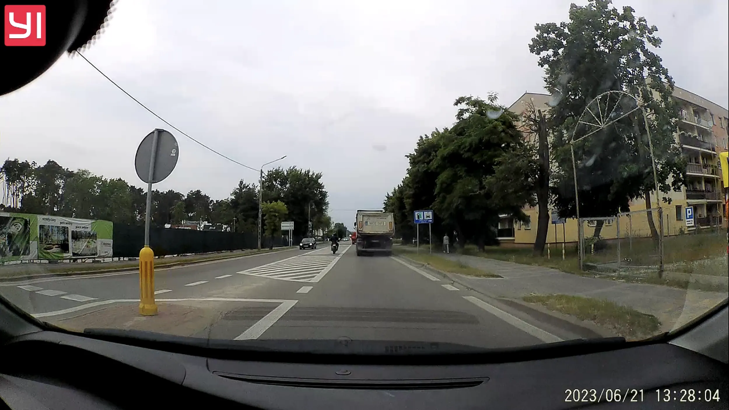 Motocyklisto, nie pakuj się pod auto a następnie nie wyprzedzaj na pasie wyłączonym z ruchu (na wysokości McDonald w Kozienicach)