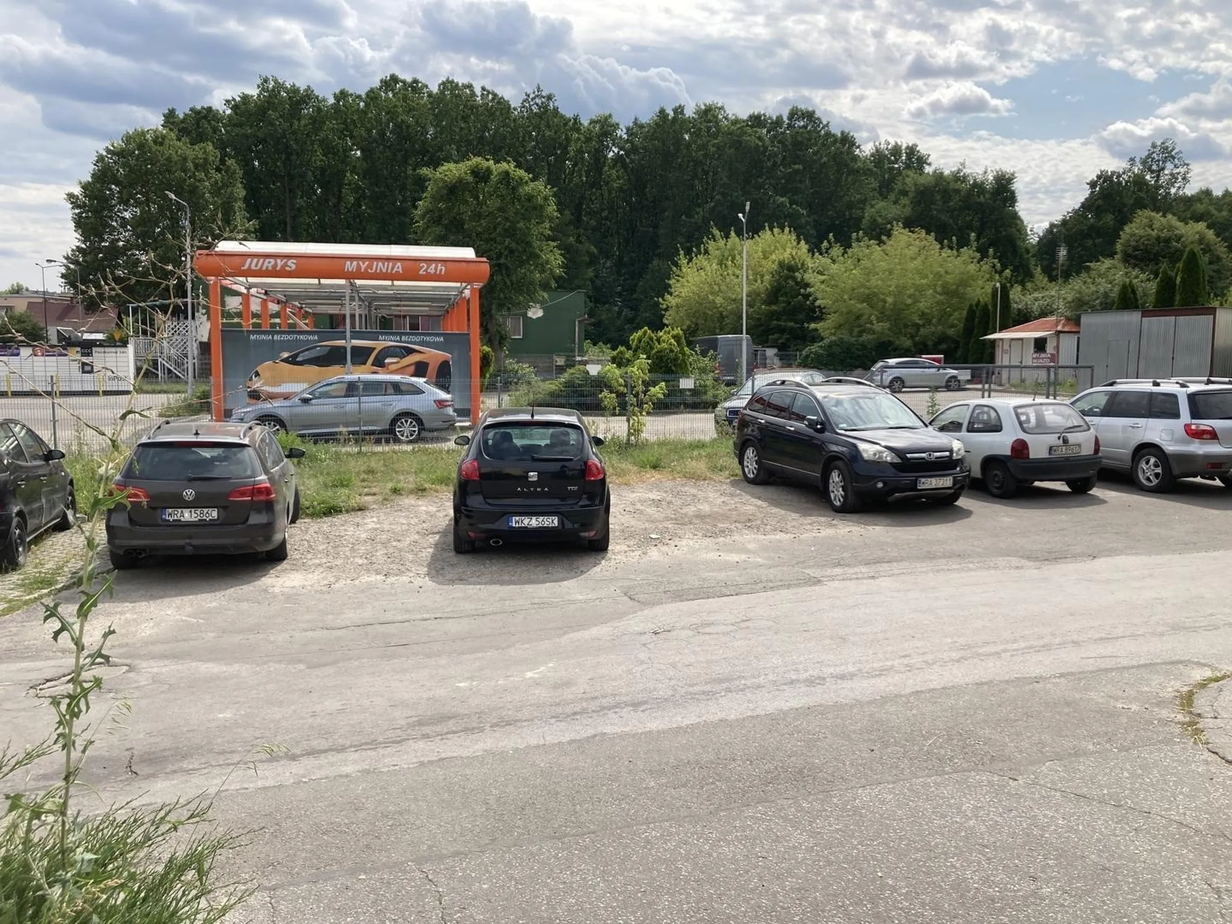 Czy nie można było zaparkować auta bardziej po lewo tak żeby po prawej strony auto mogło zaparkować?