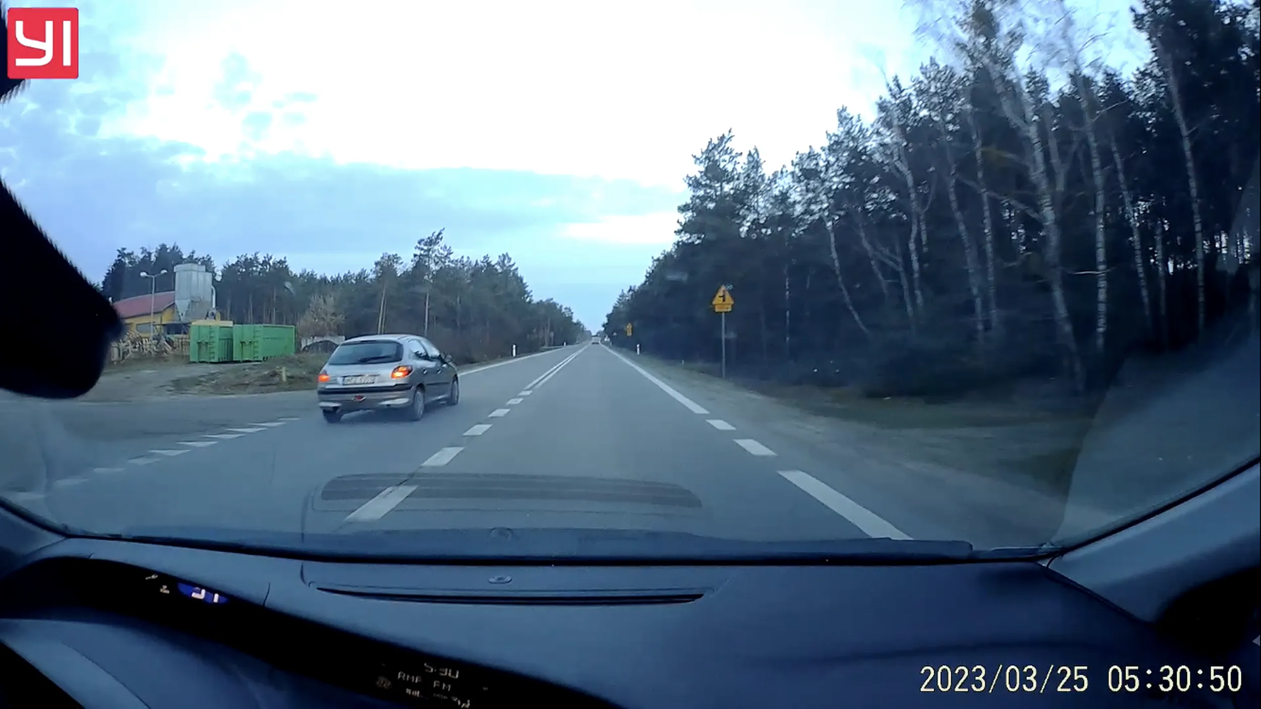 Chłopaku, tym razem udało się Tobie, normalnie to bym tam skręcał i wtedy  w najlepszym wypadku byłaby kolizja a w najgorszym możesz się zastanowić.