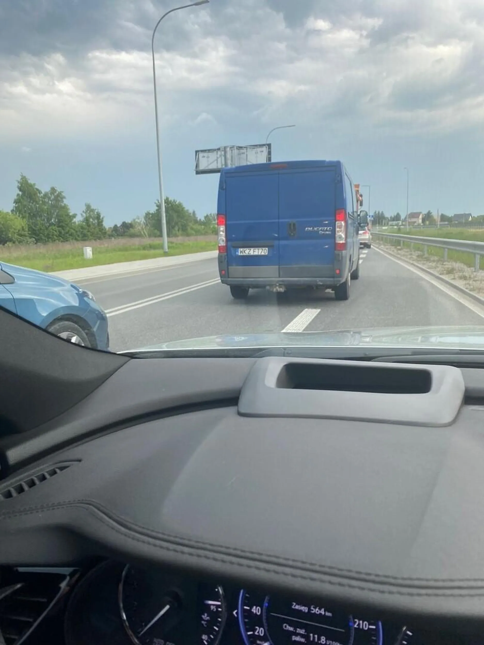 Jakiś typ z budowlanki, który bawi się w policjanta. Prawdopodobnie próbował się kiedyś dostać do służb, ale jak widać mu się nie udało, więc sam próbuje ustalać porządek, blokując np. prawidłowo jadących prawym kończącym się pasem.