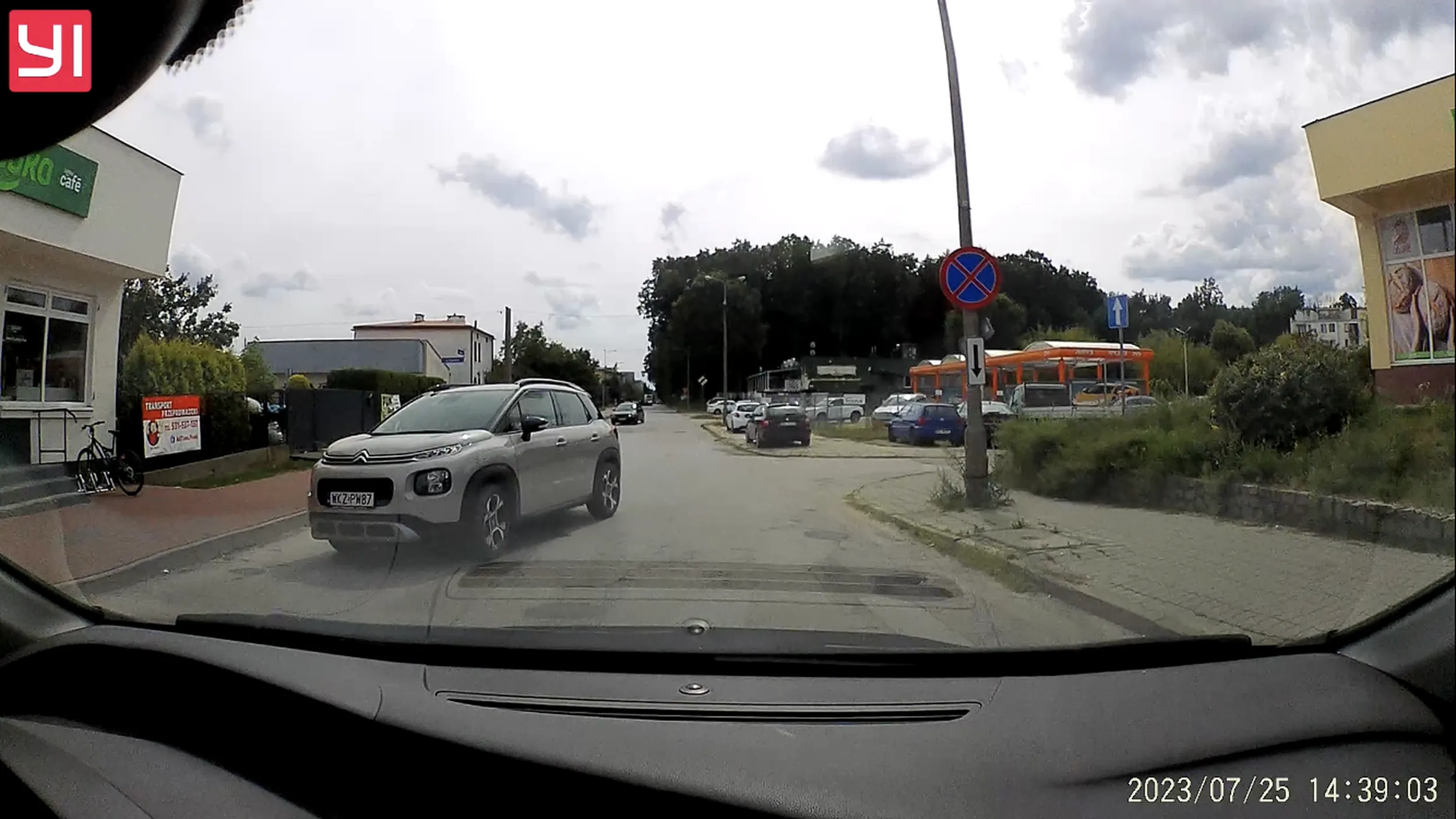 Pod prąd to nie jeździmy. Ulica z której wyjechało auto jest ulicą jednokierunkową.