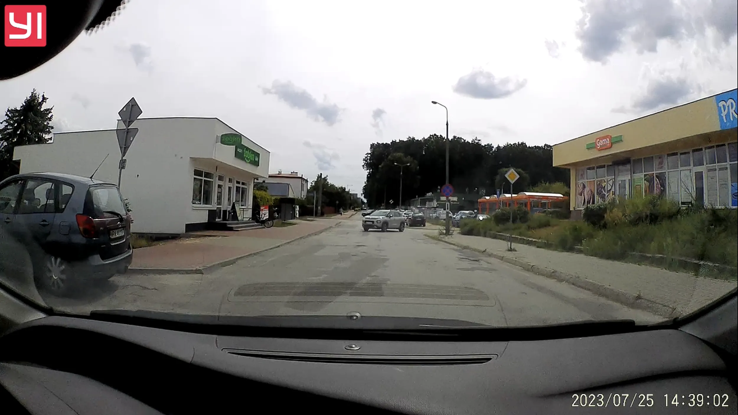 Pod prąd to nie jeździmy. Ulica z której wyjechało auto jest ulicą jednokierunkową.