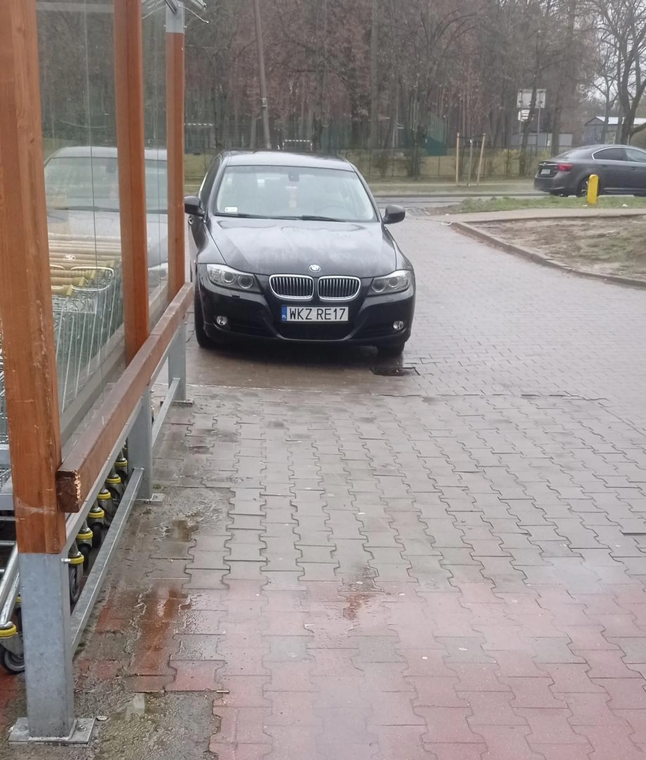 Widać że typowy kierowca BMW nie potrafi parkować Utrudniając przy tym poruszanie się po parkingu Ale cóż on stoi to że inni z tego powodu mają mieć problemy to nie jego sprawa