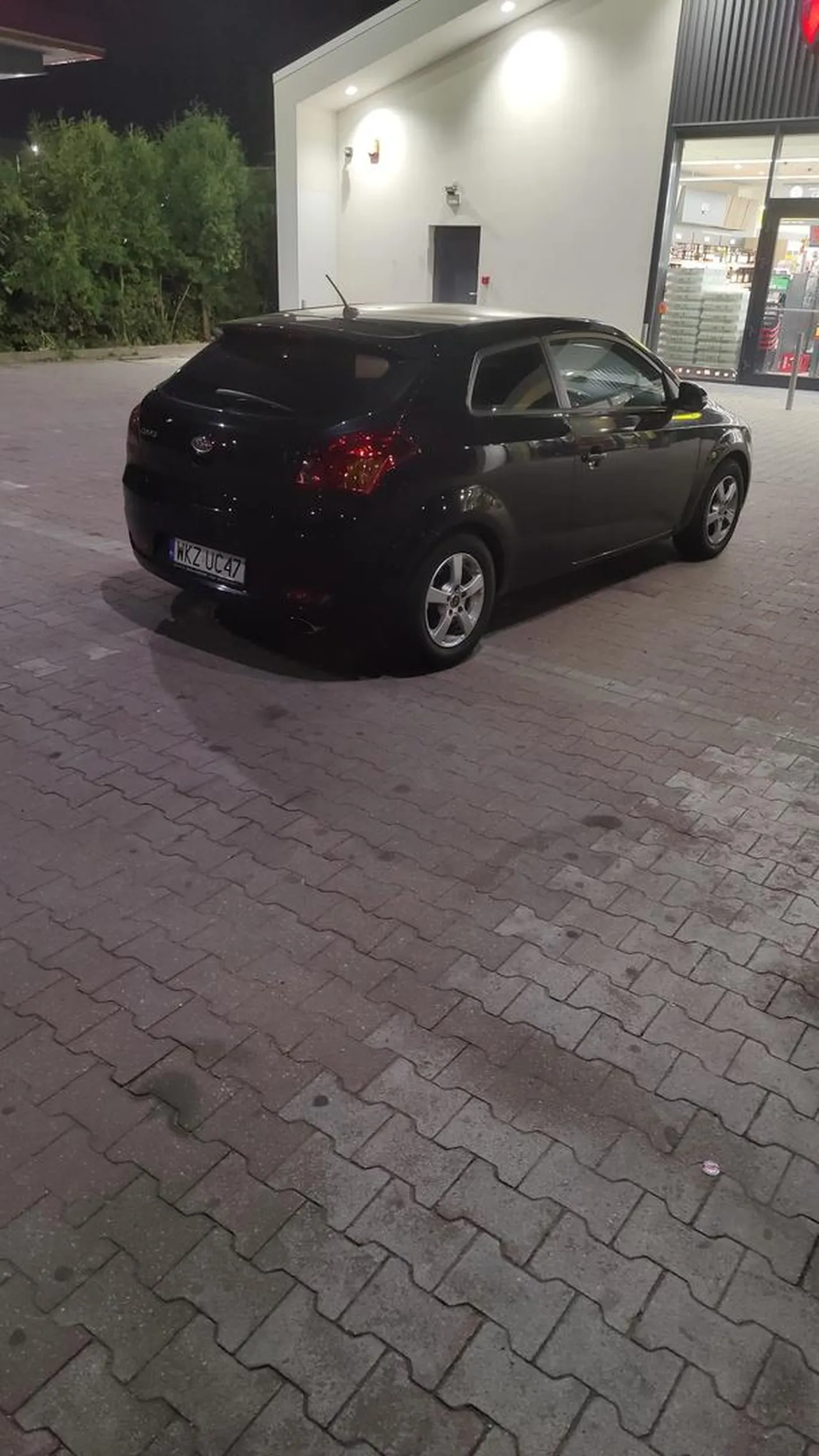 Kierowca zaparkował na 4 miejscach parkingowych, a po zwróceniu mu uwagi wyciągnął z bagażnika karła i nim we mnie rzucił nie polecam