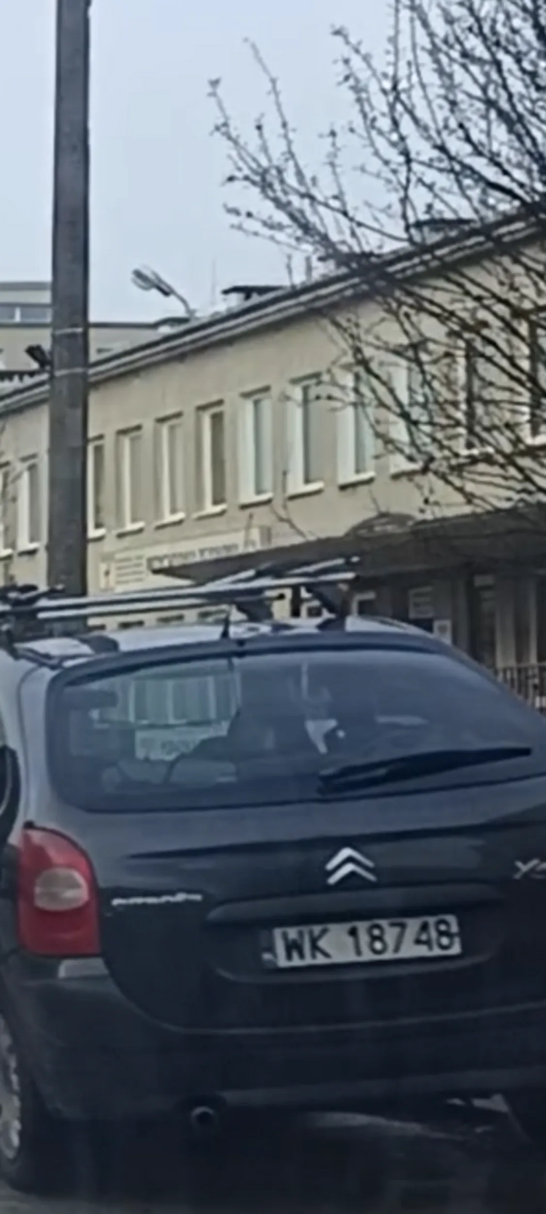 Dziad parkuje samochód w zatoce przystanku autobusowego