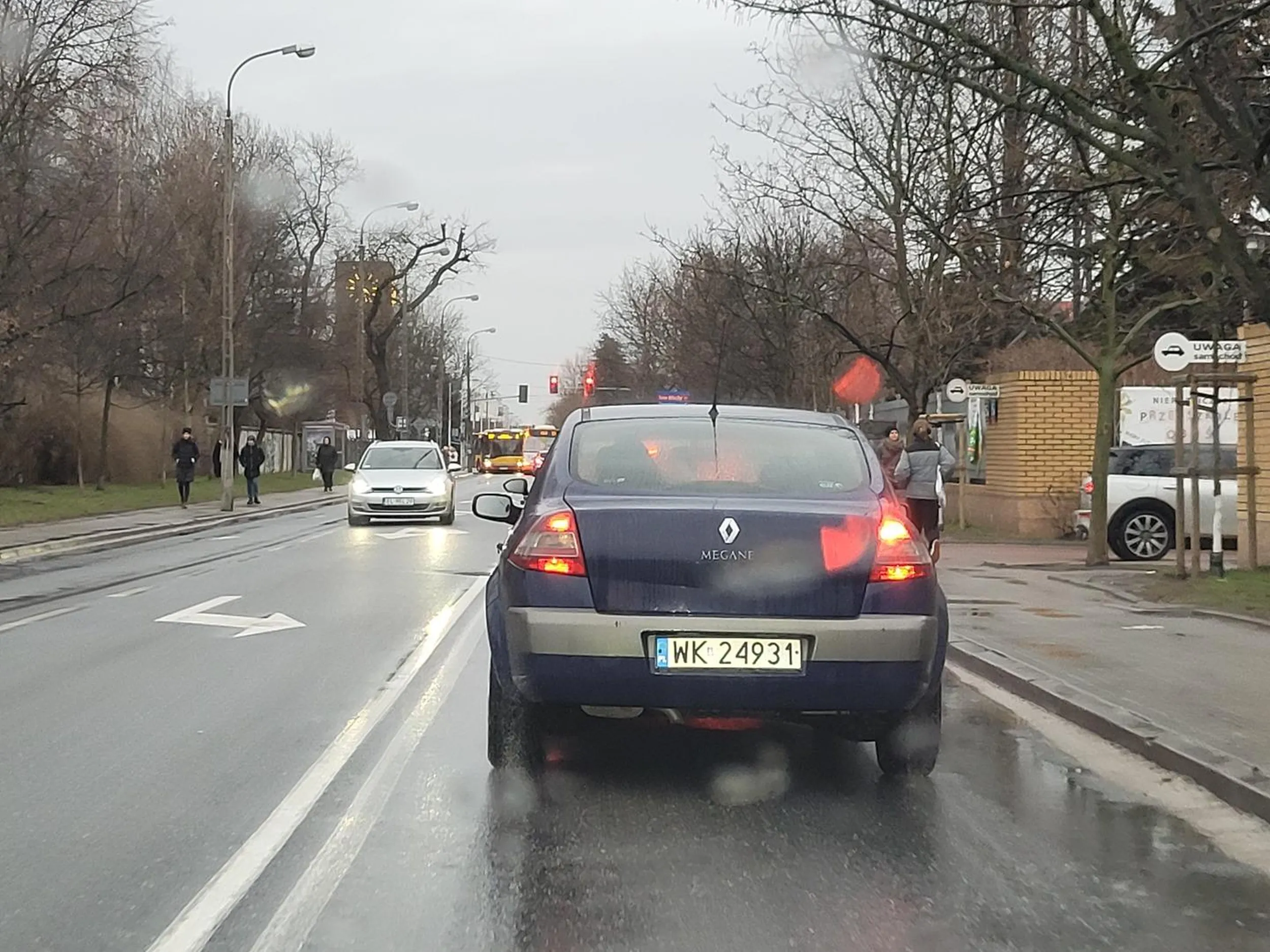 Ochlapał przechodnia który stał na pasach czekając na przejście na drugą stronę ulicy. Nie mówię już o tym że nawet nie zatrzymał się aby tego pieszego przepuścić.