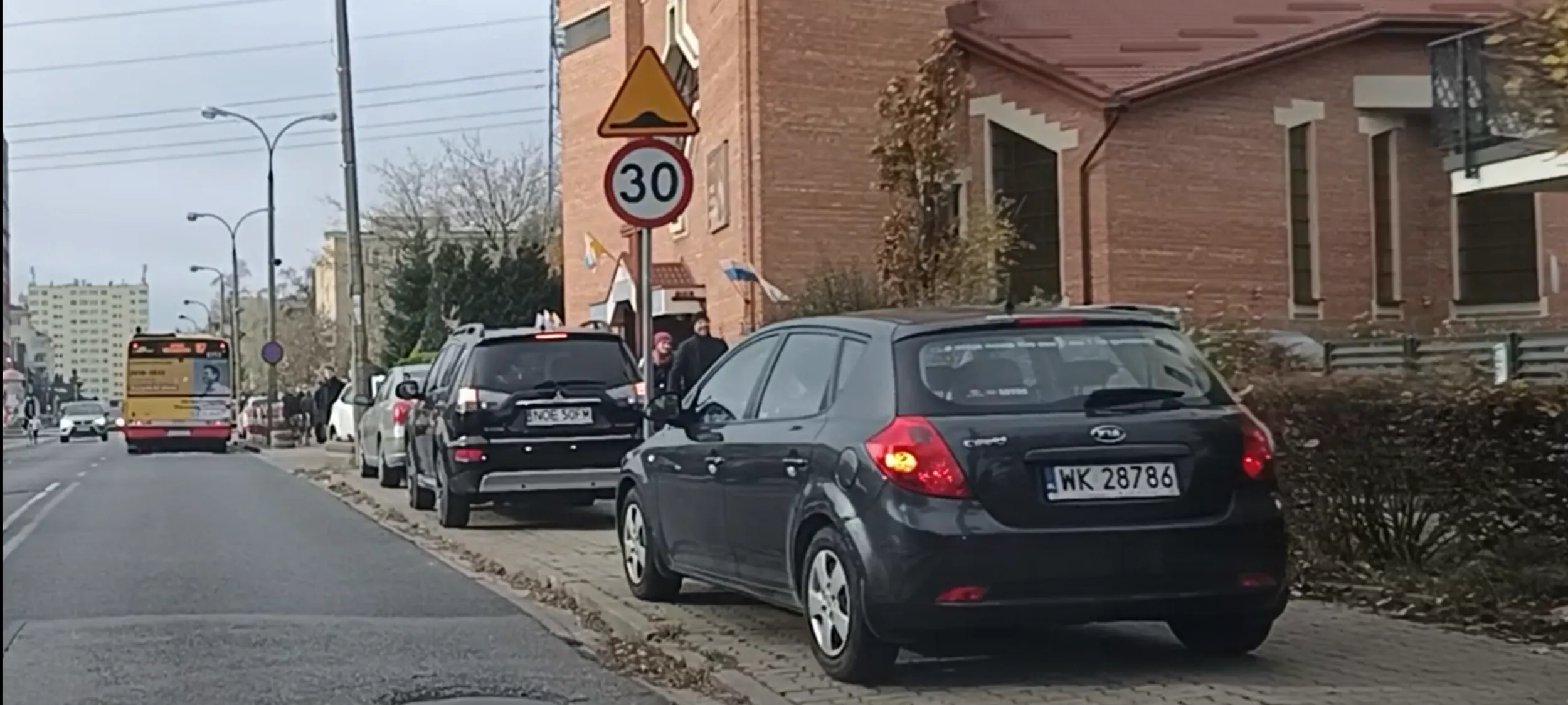 Głupota i bezczelność, parkowanie na przejściu i chodniku.