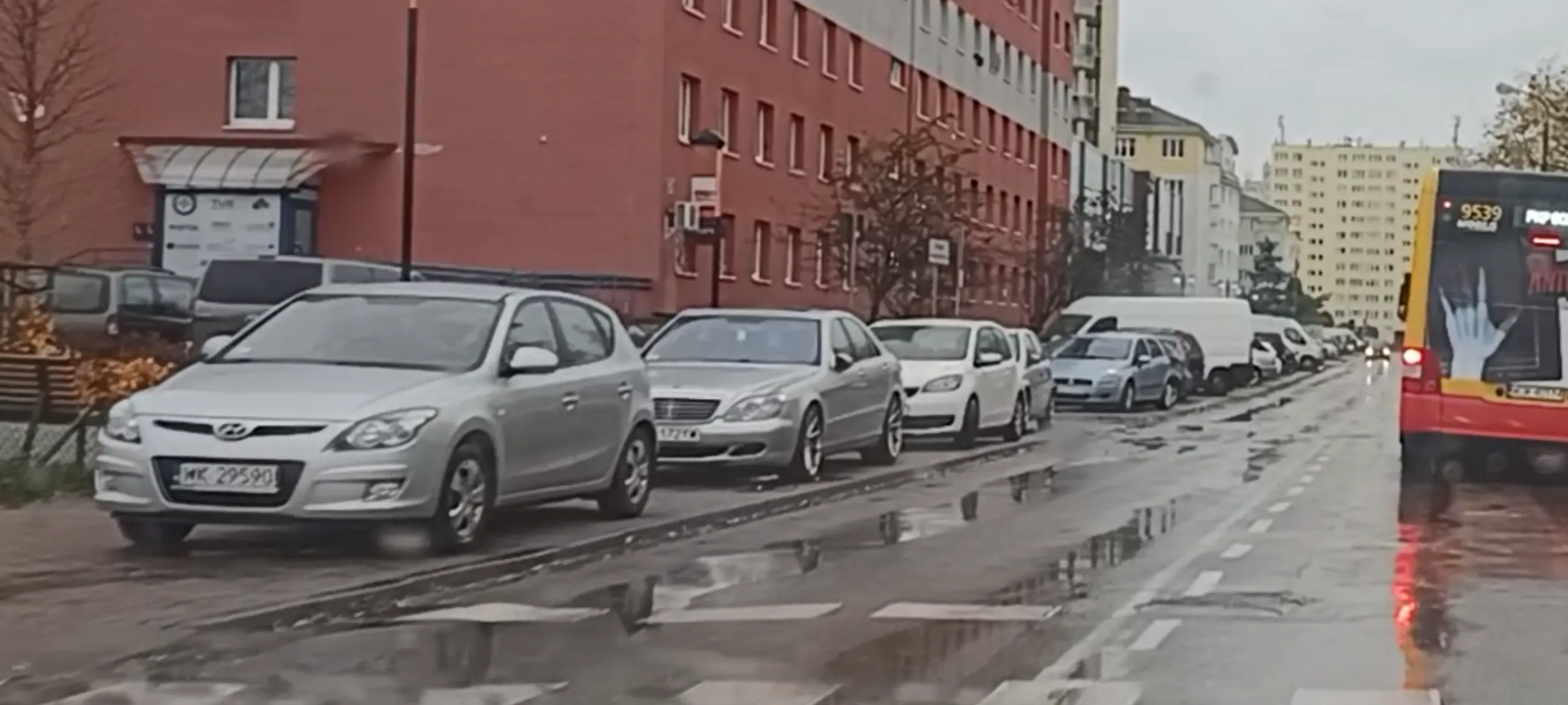 Parkuje przed przejściem dla pieszych.