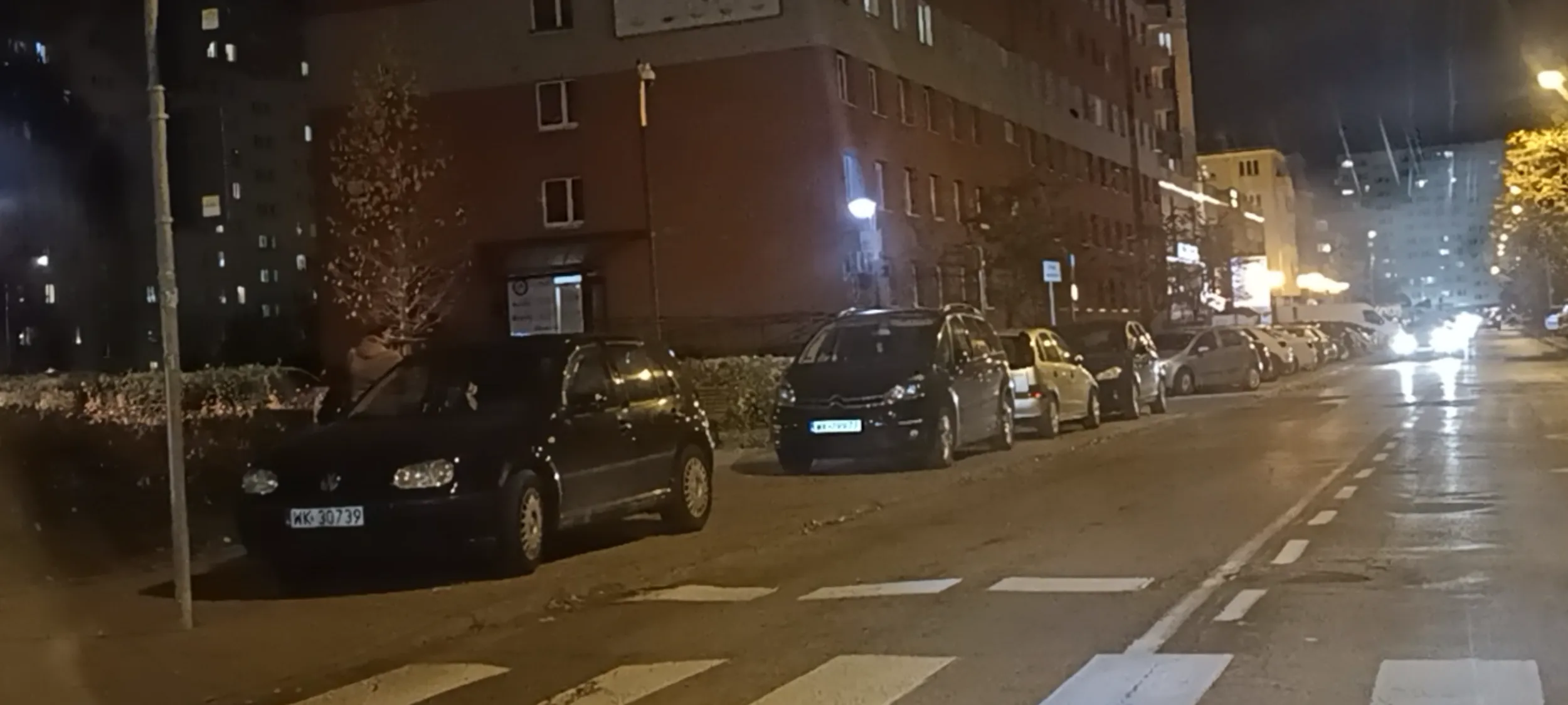 Zaparkowany samochód przy przejściu dla pieszych. Co za głupota.