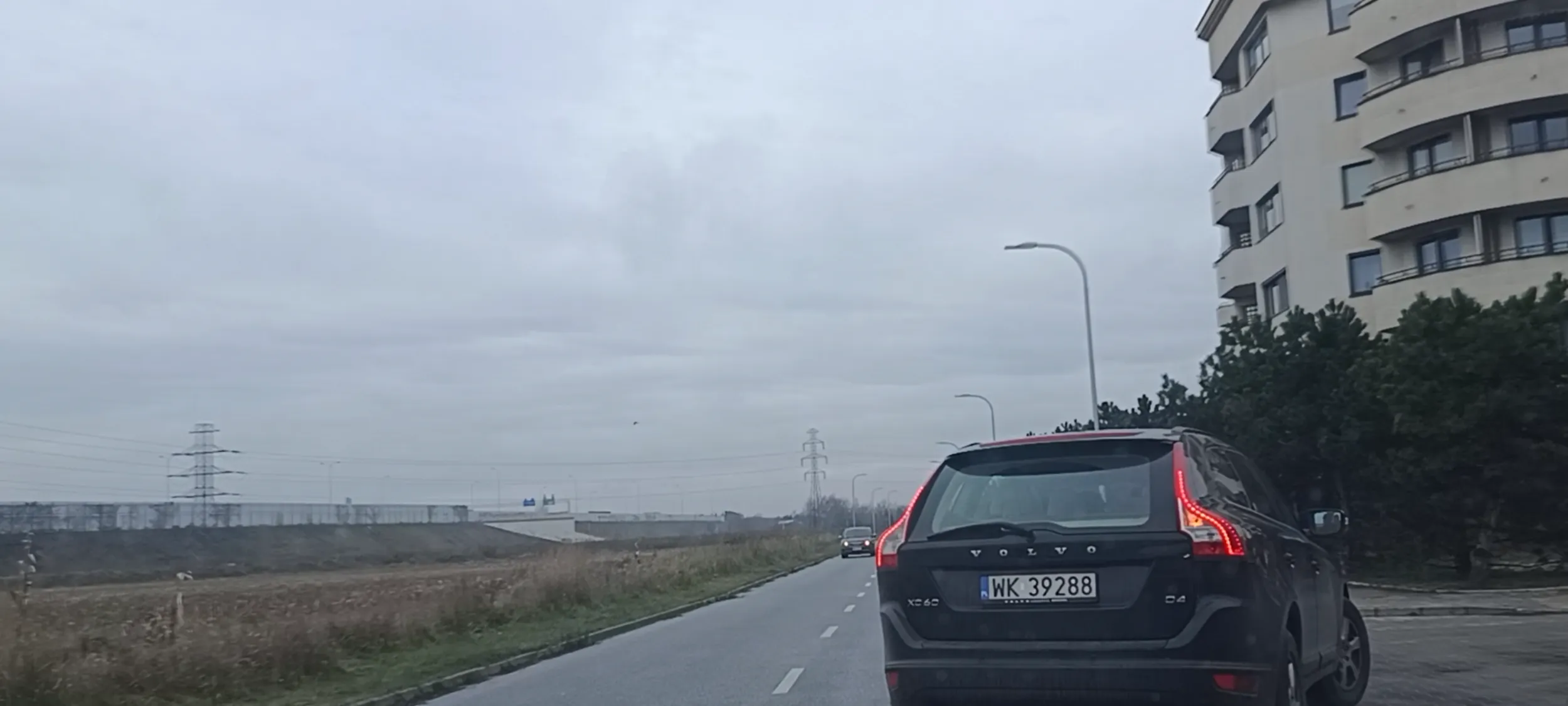 Wlecze się i wlecze, skręca na skrzyżowaniu i stoi a tam żadnego pieszego nie ma..