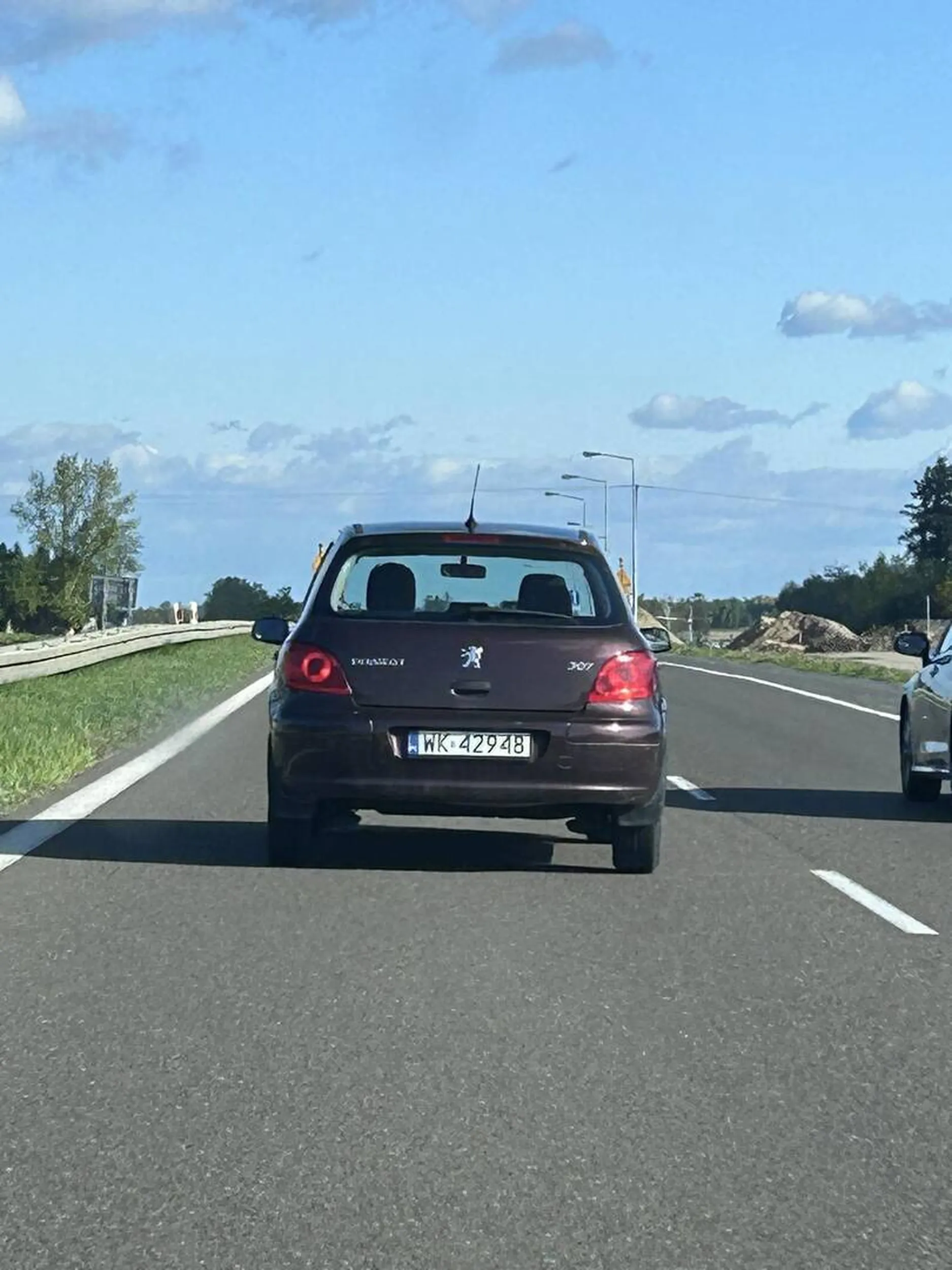 Pojeb. Jezdzi z piana na pysku. Prawie by zabil na drodze. Uwazajcie