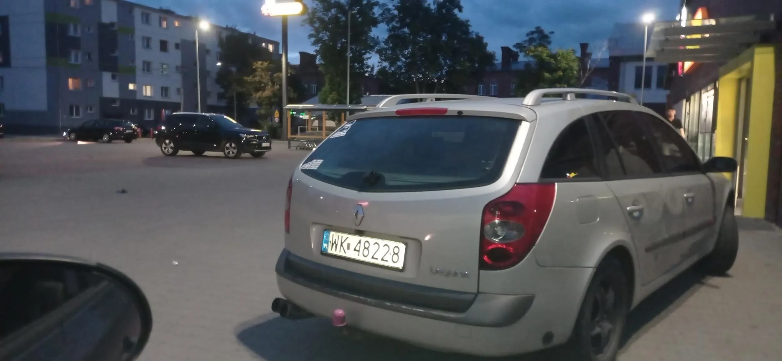 Niektórzy muszą zostawić samochód przy samych drzwiach wejściowych do sklepu, nawet na pustym parkingu. Utrudniając przejechanie wózkiem z zakupami czy pozostawieniem roweru